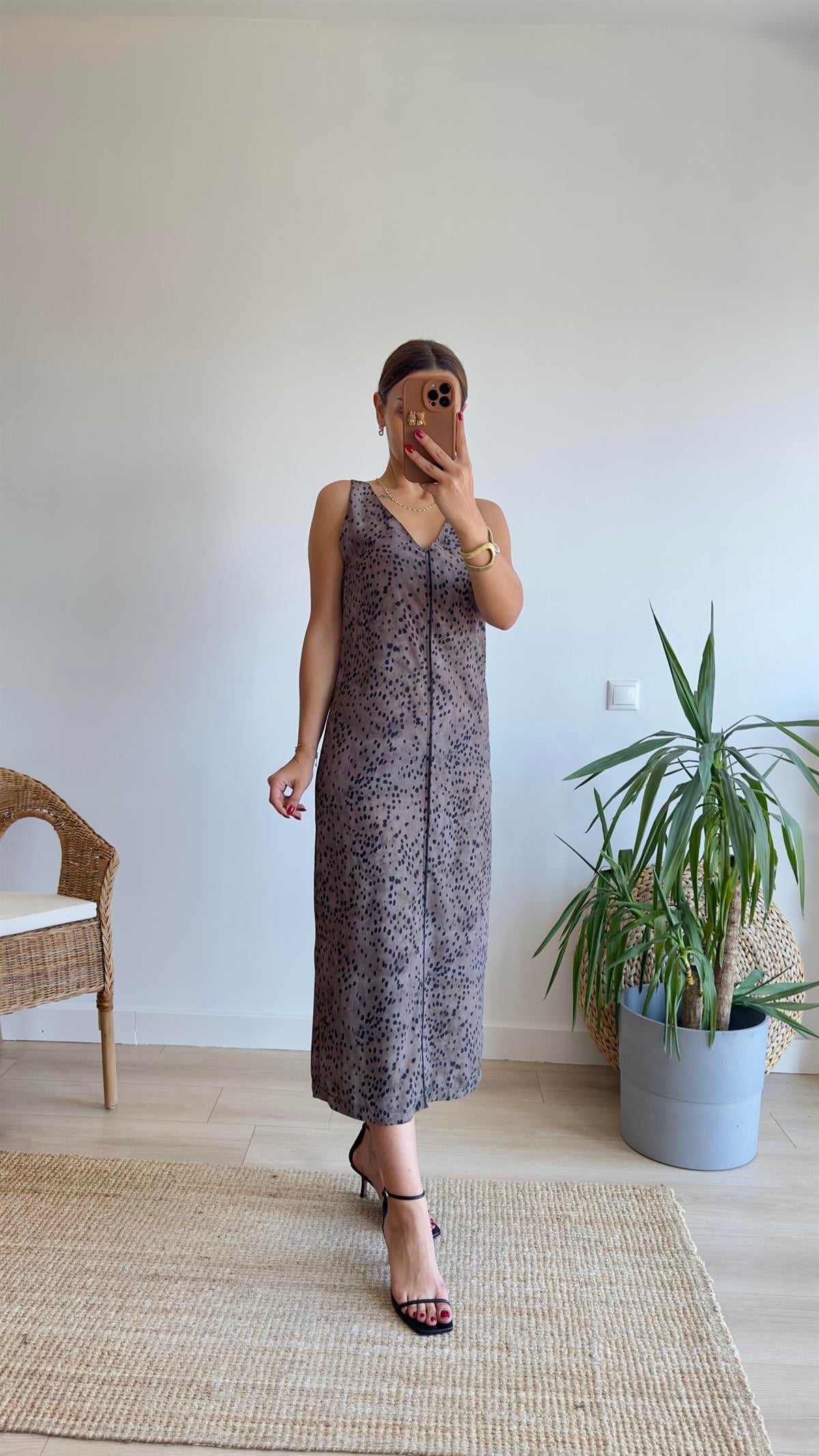 Crom Marka Model  V Yaka Benekli Elbise 