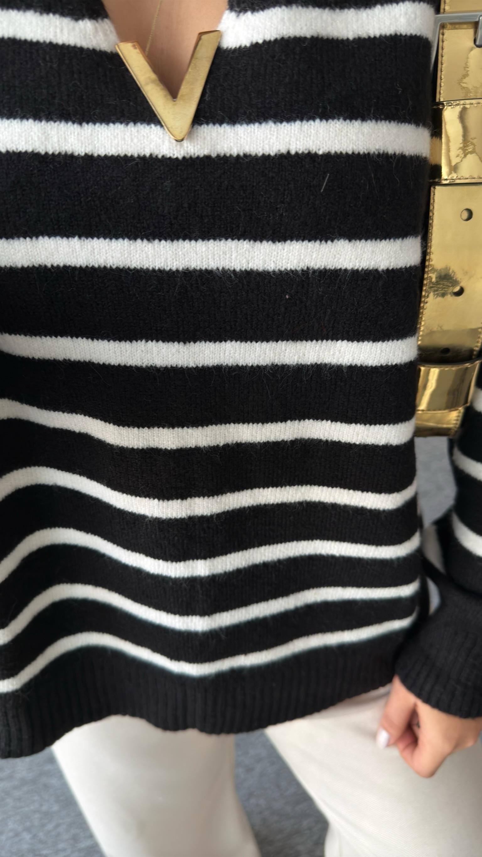 Yaka Gold Aksesuarlı Çizgili Siyah Kazak