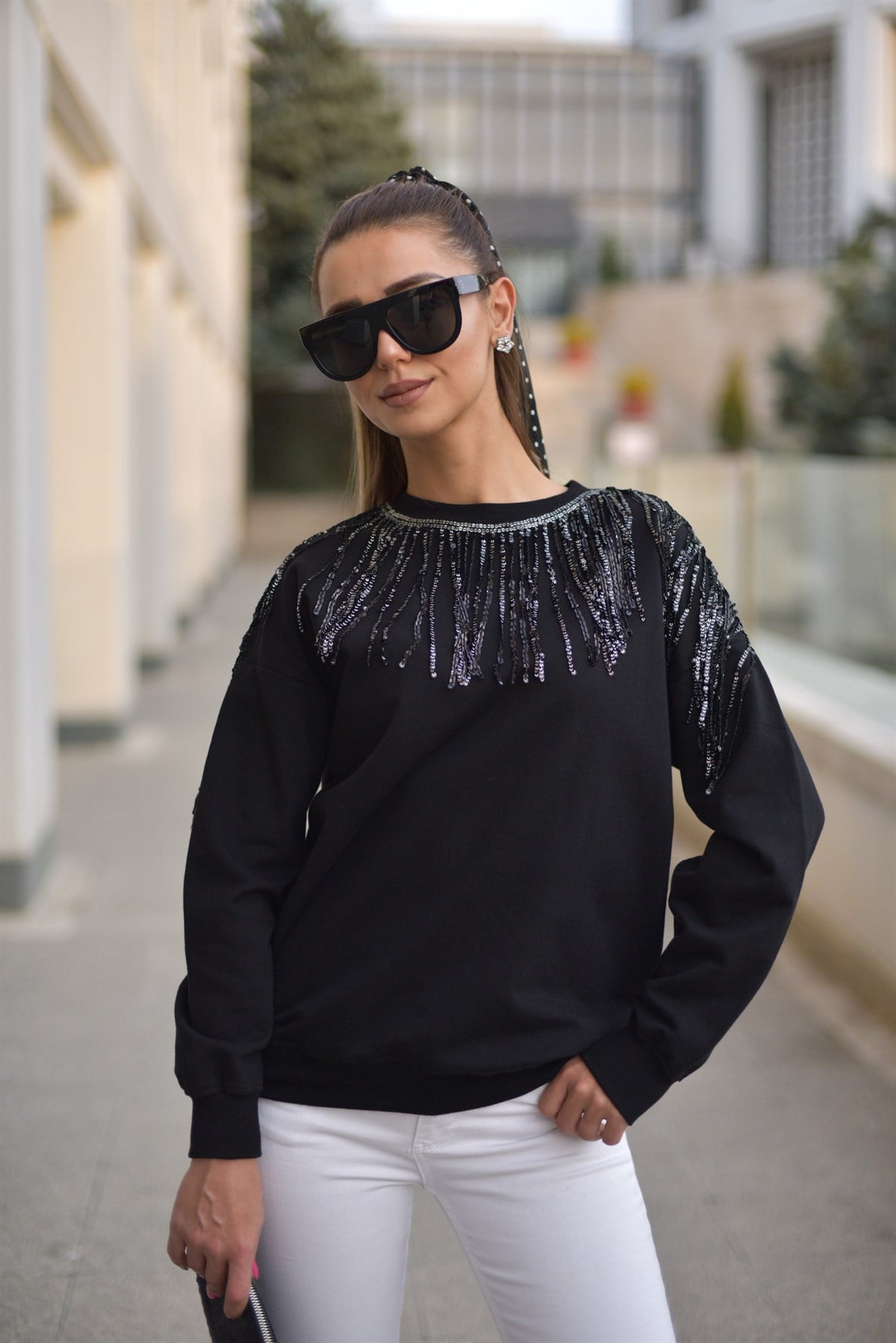 Yakası Pullu Sweatshirt