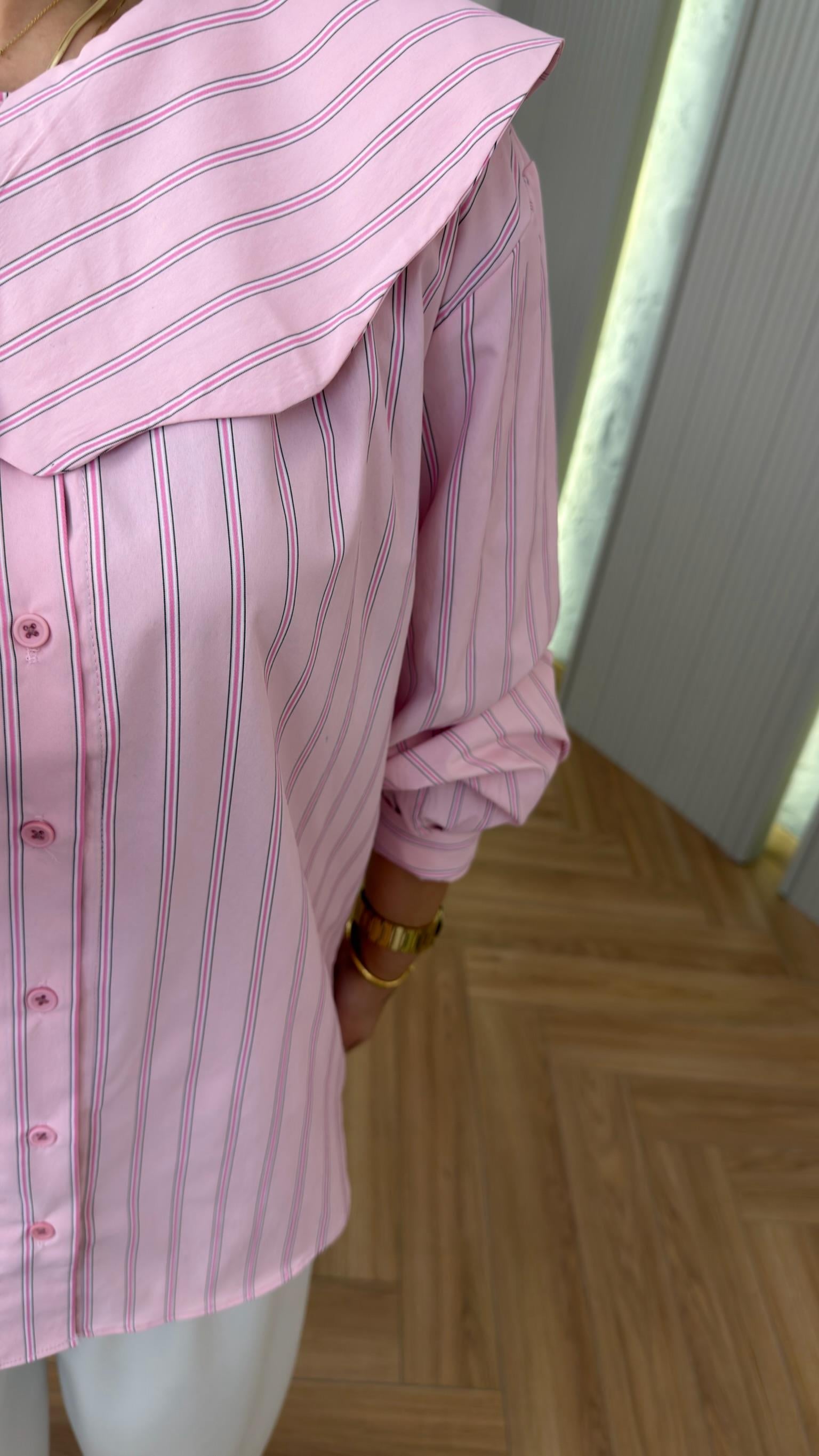 Pembe Bebe Yaka Çizgili Gömlek