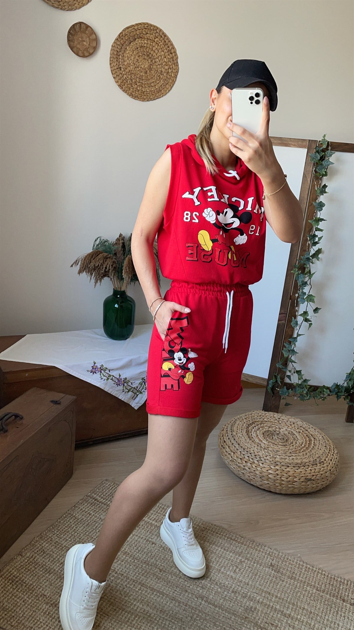 Mickey Baskılı Kırmızı Şortlu Takım	