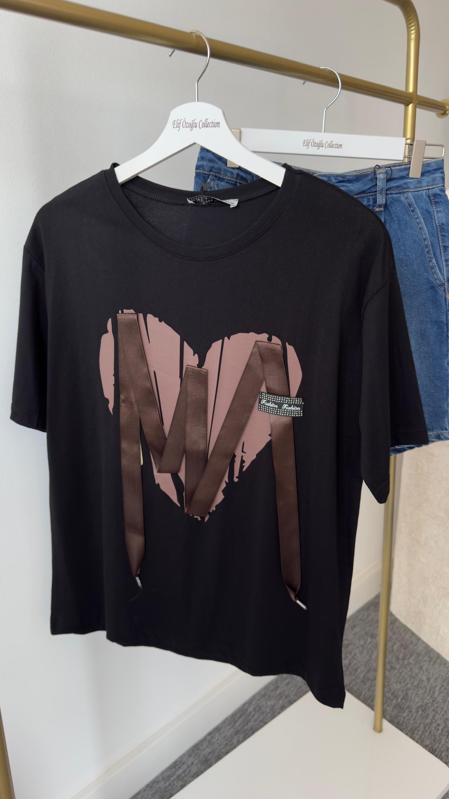 Kalp Üzeri Aksesuarlı Siyah Tshirt