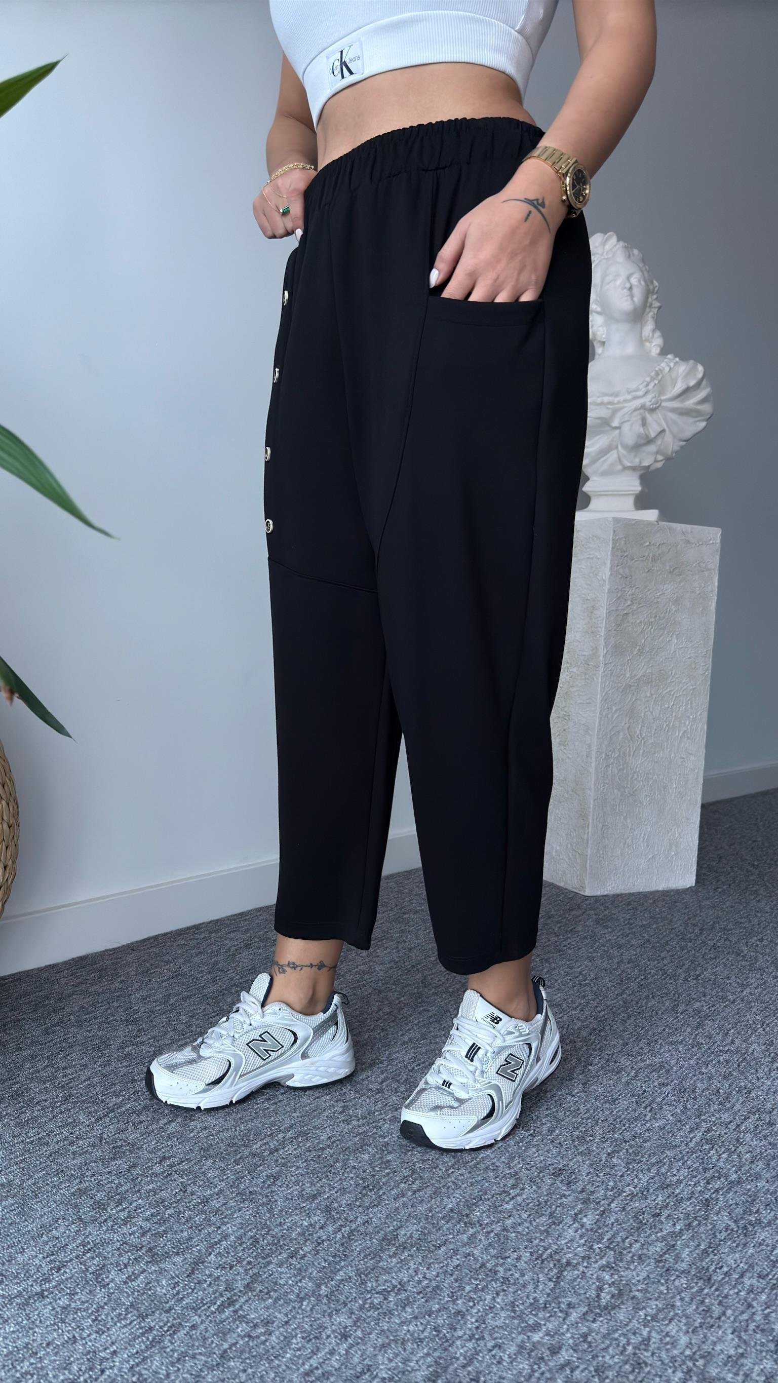 Jimen Düğme Detaylı Siyah Eşofman Altı