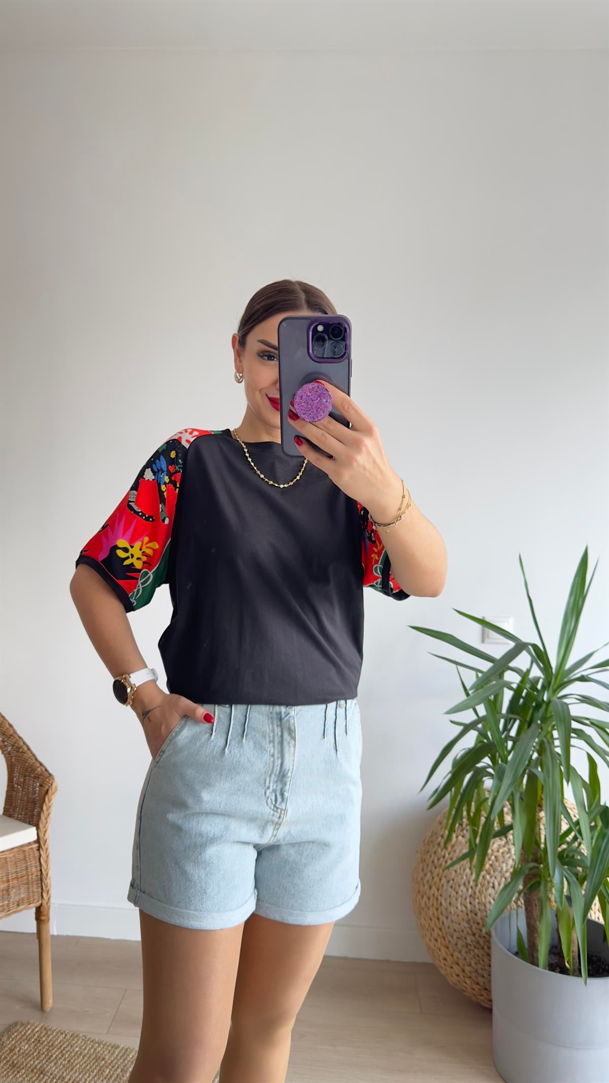 Kolları Renkli Siyah Tshirt