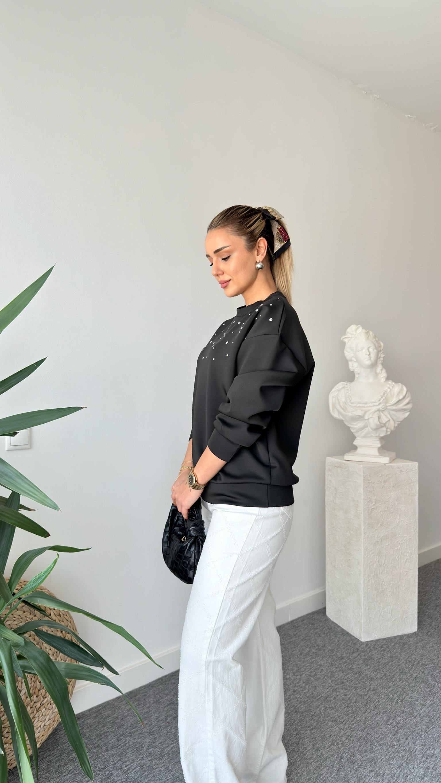 Siyah Ravev Aksesuarlı Scuba Sweat