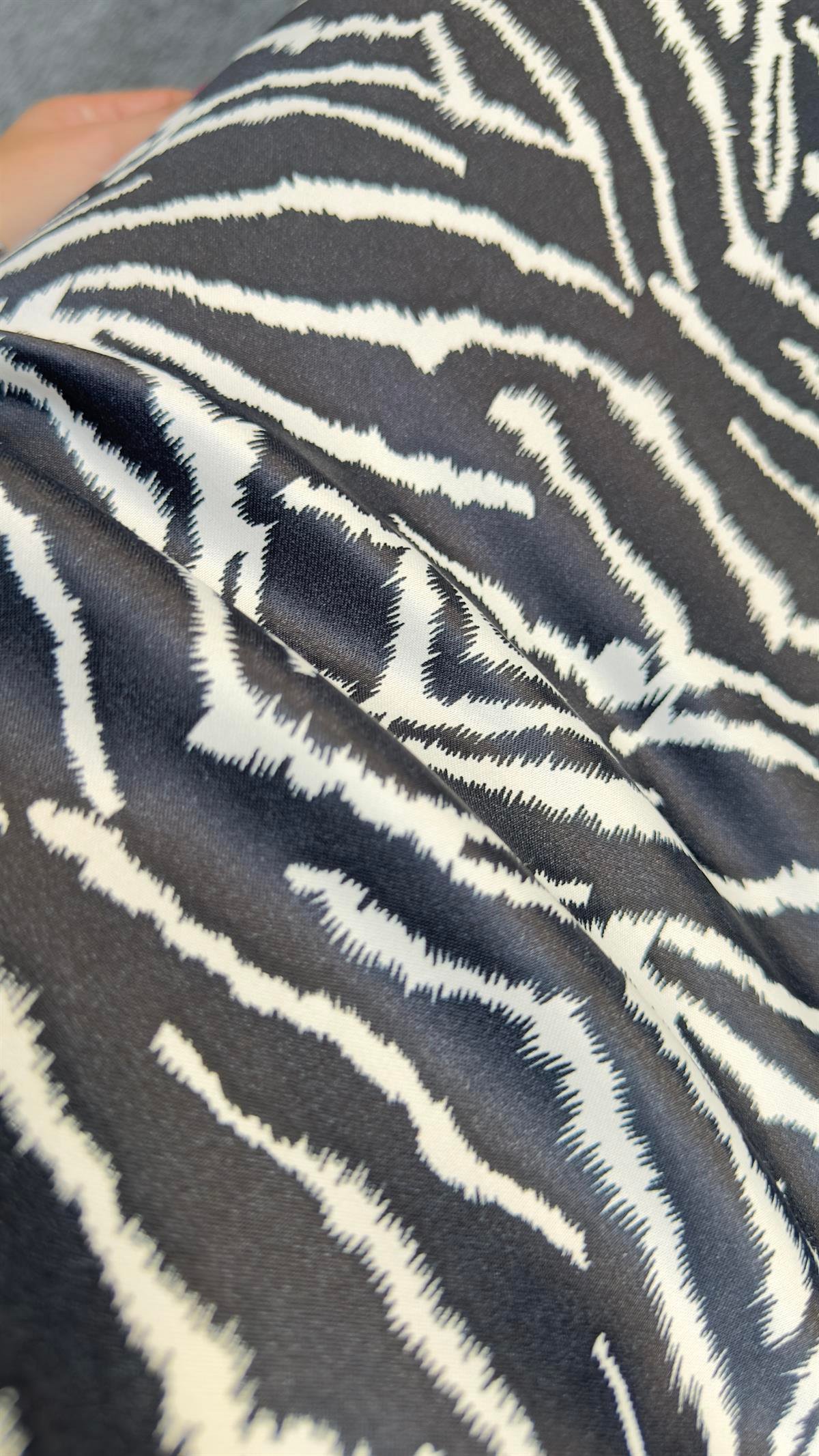 Saten V Yaka Zebra Desen Elbise