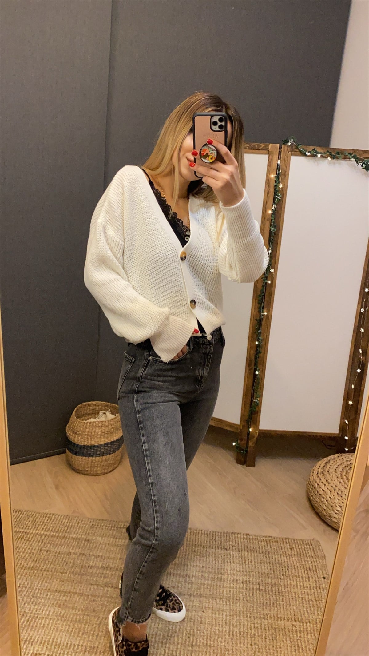 Üç Düğmeli Ekru Hırka