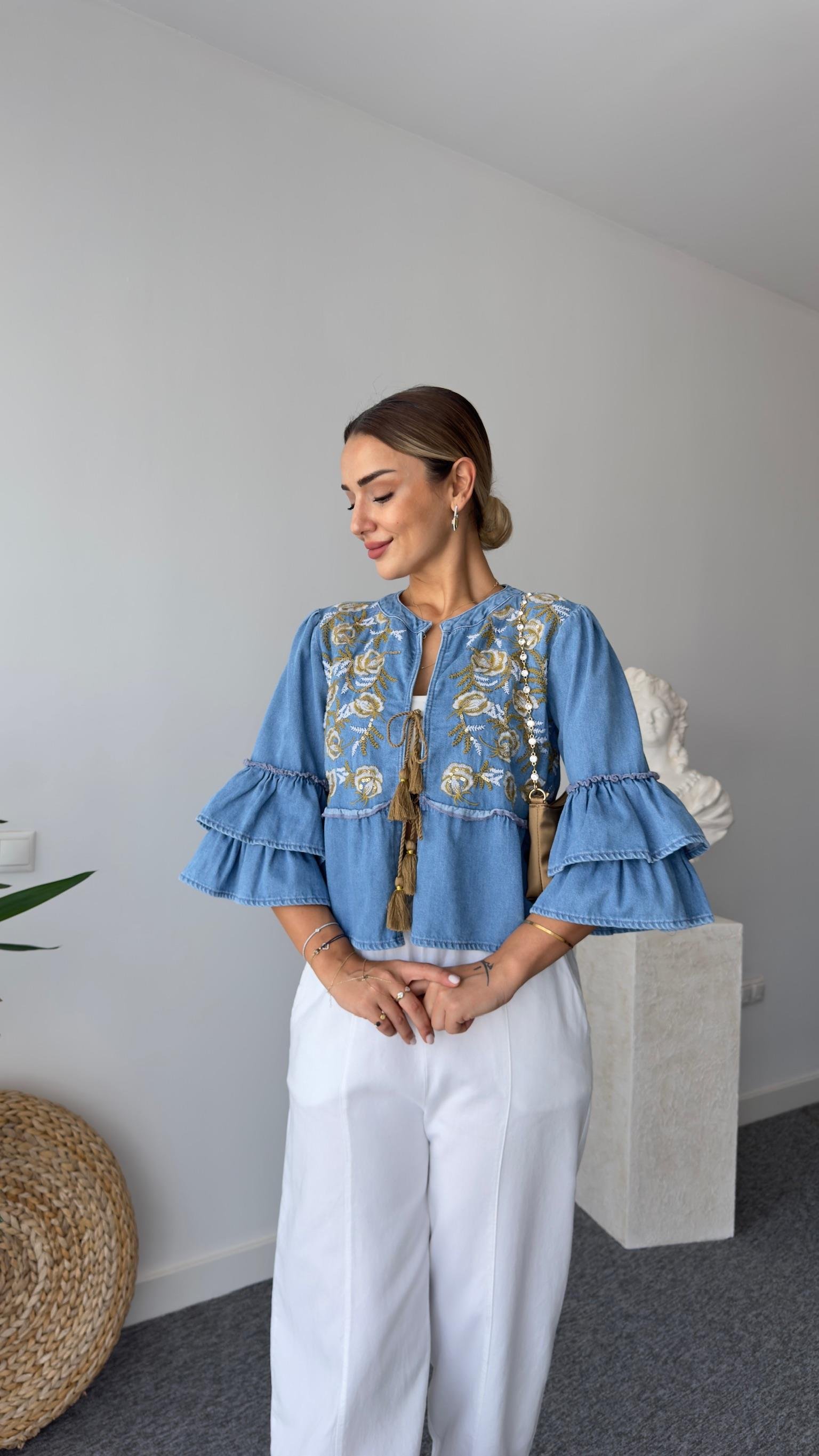 Mavi Önden Bağlamalı Ve Nakışlı Kolları Fırfır Detaylı Denim Bluz