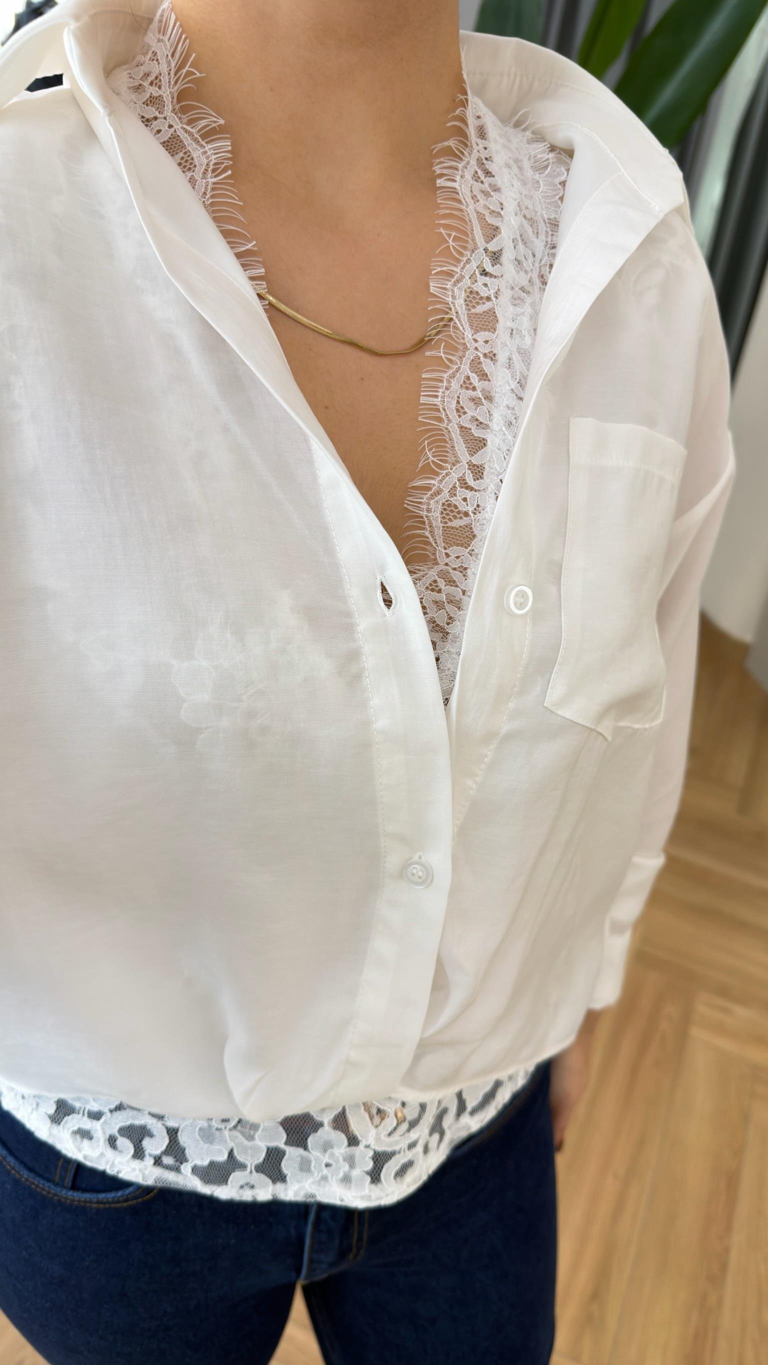 Beyaz Güpür Atletli Gömlek