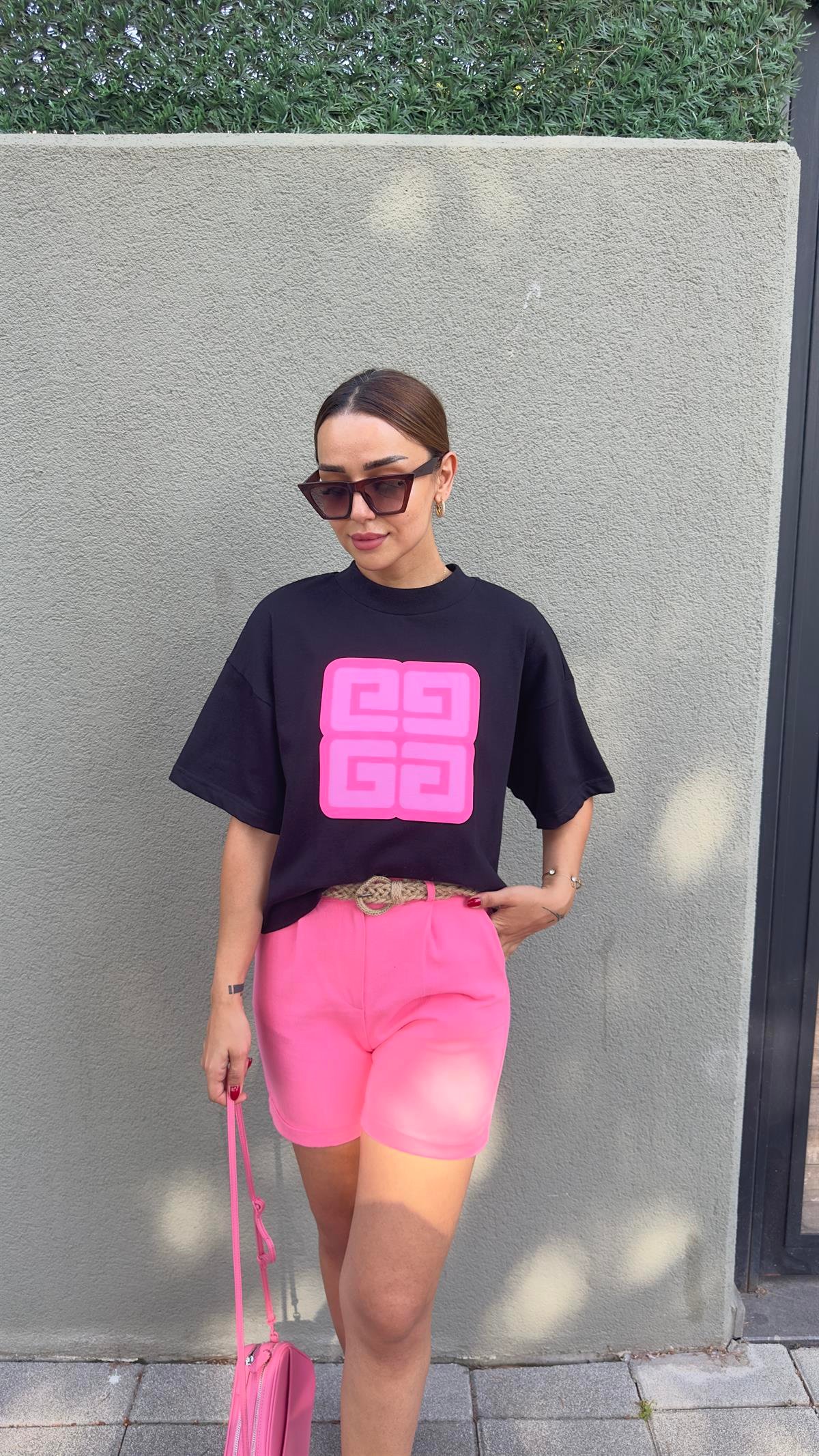 Pembe Baskı Detaylı Siyah Tshirt