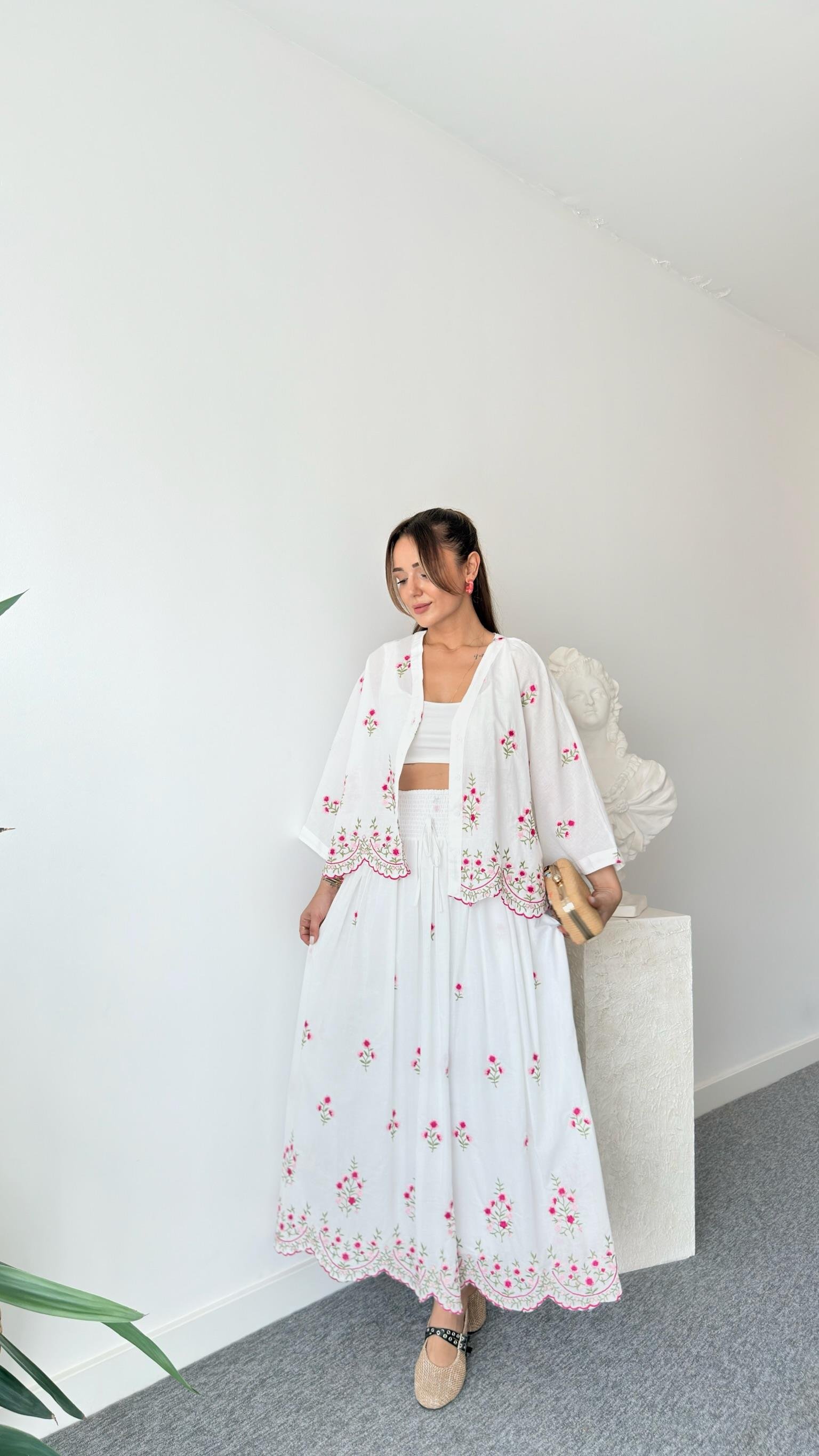 Çiçek Nakış İşlemeli Bluz Etek Takım