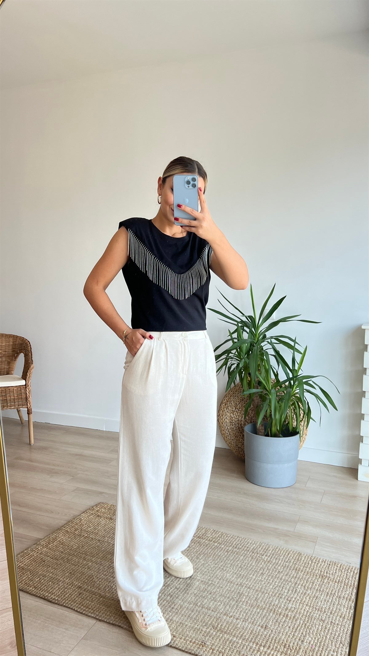 Vatkalı Zincir Detaylı Siyah Tshirt