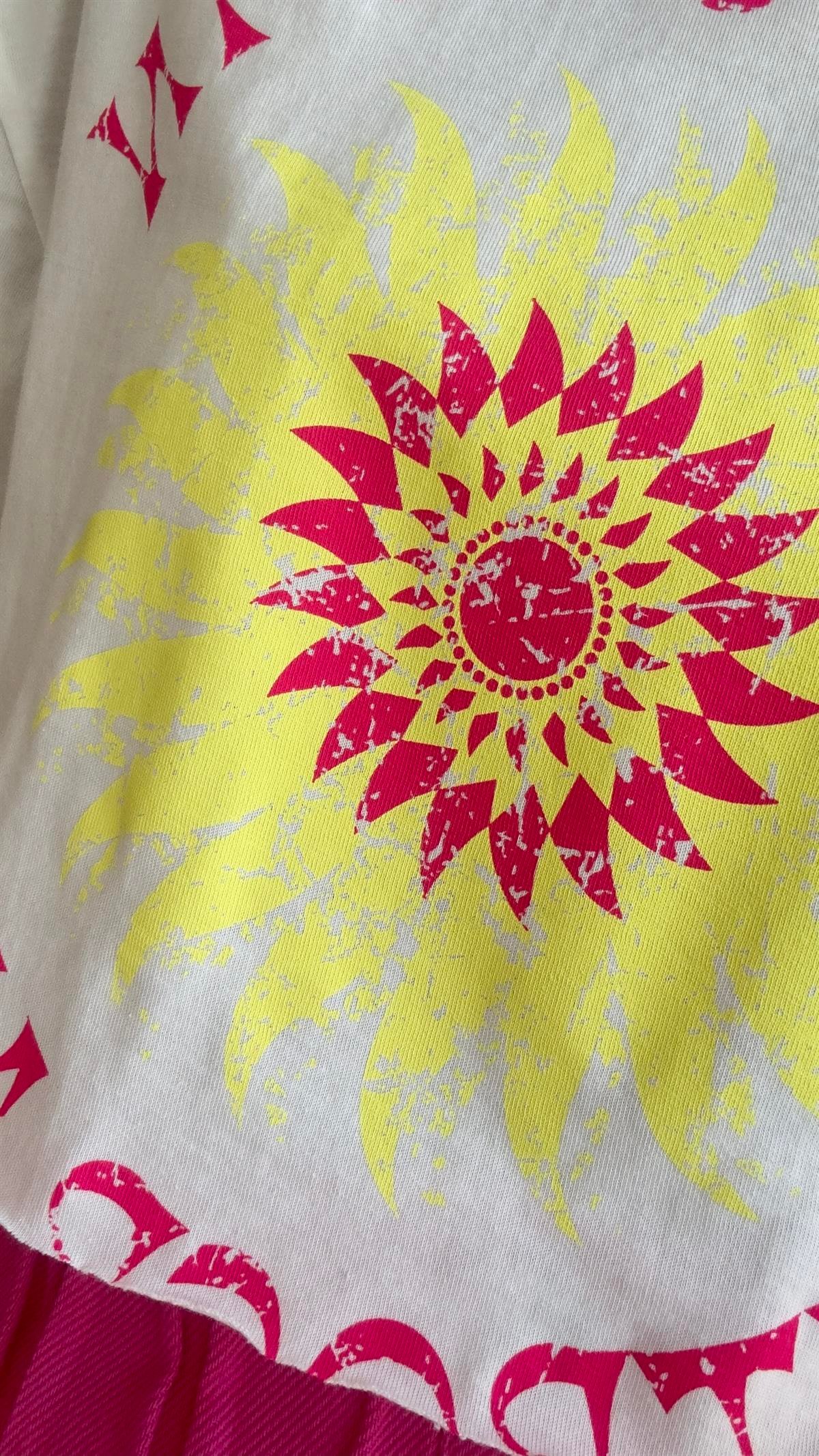 Pembe Yazı Detaylı Kısa Tshirt