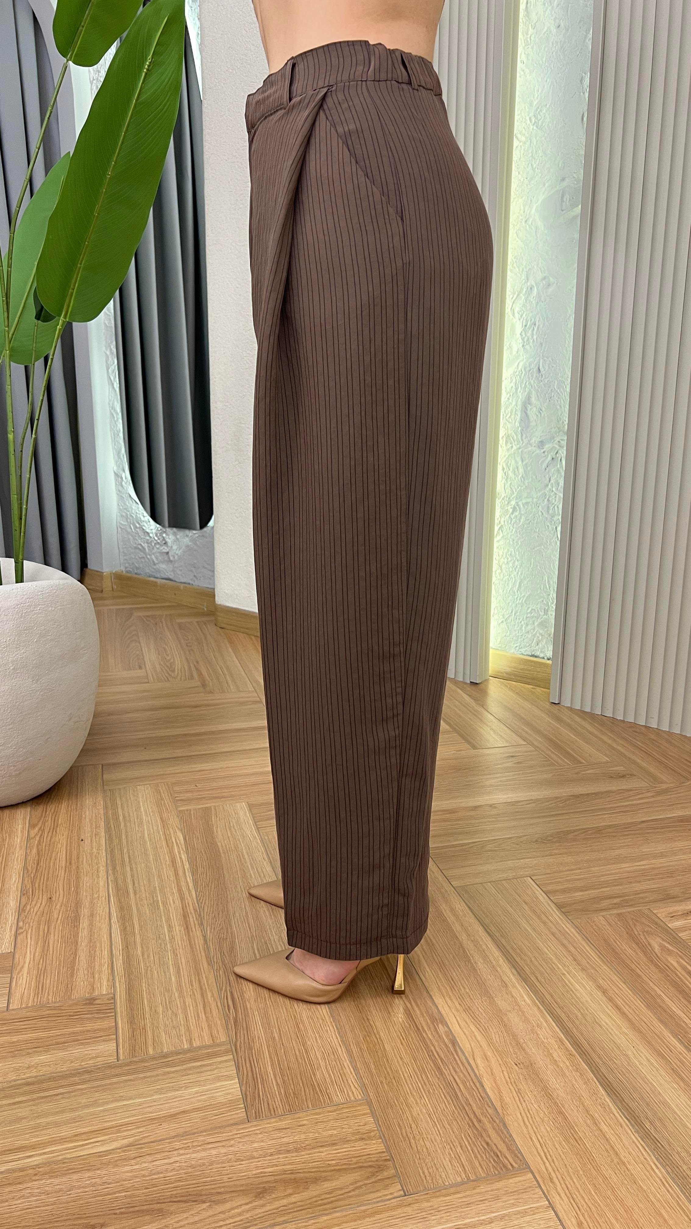 Kewin Çizgili Pile Detaylı Kahve Pantolon