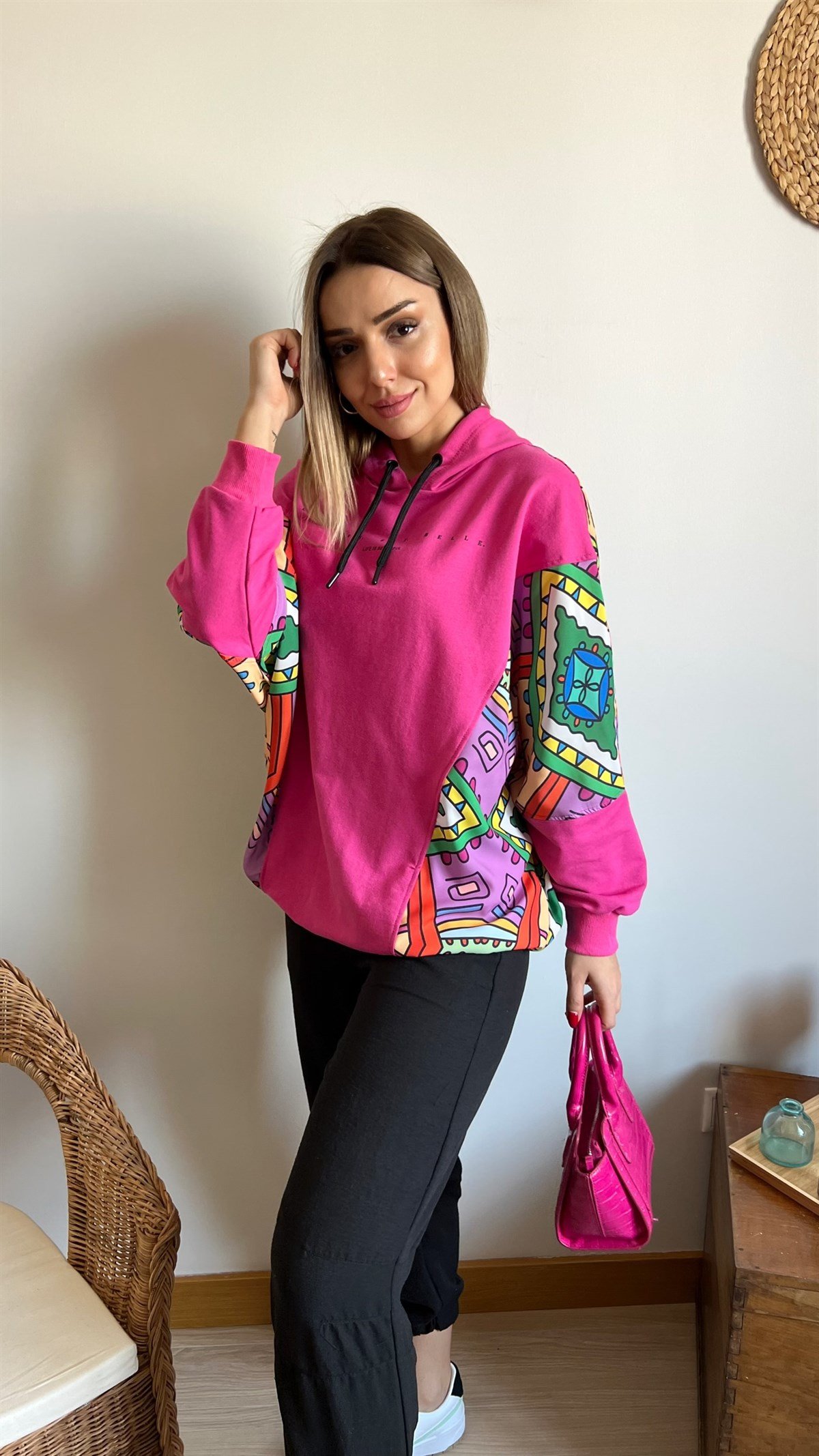 Renkli Baskı Detaylı Fuşya Tasarım Sweatshirt	