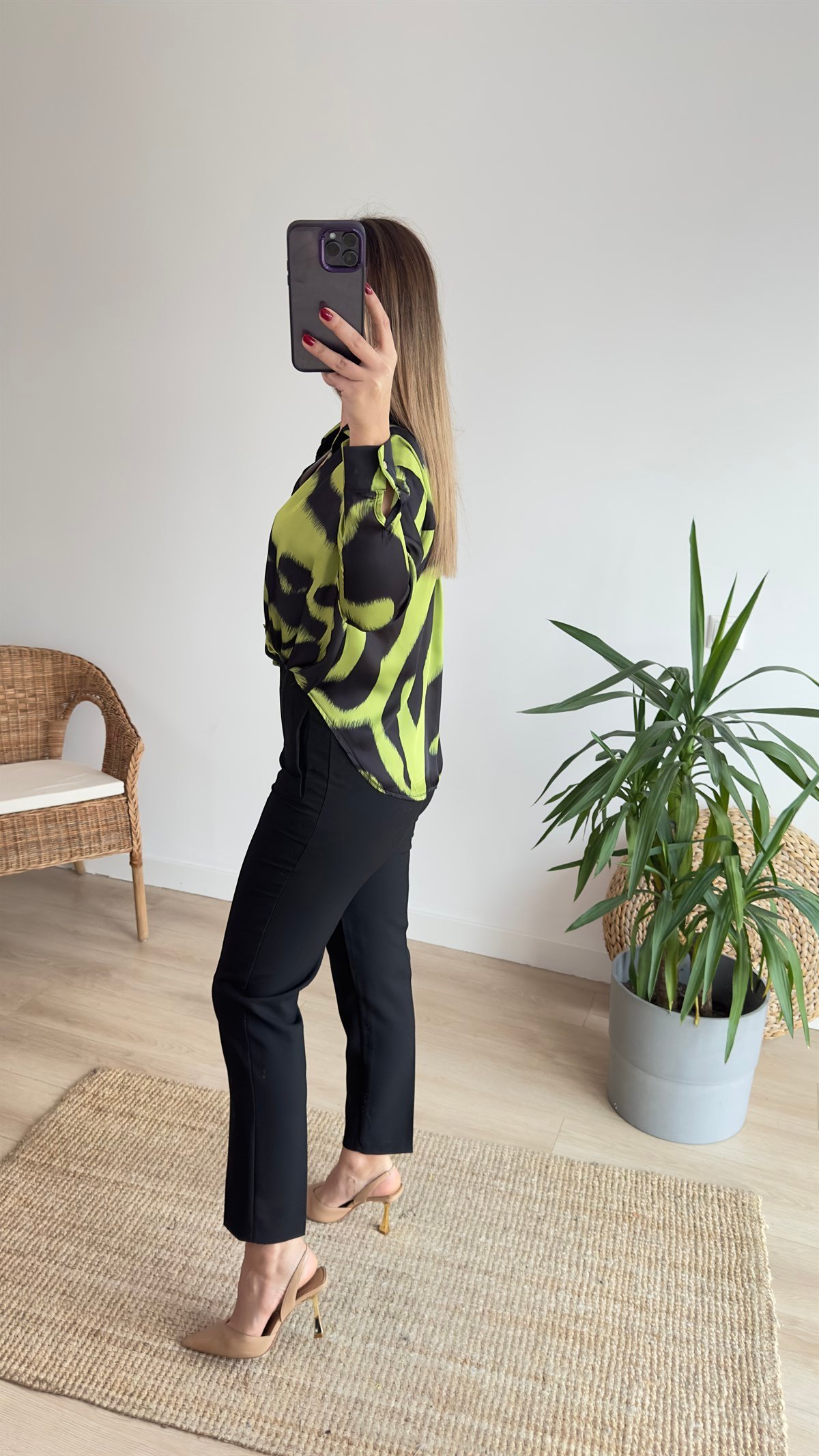 Önü Düğümlü Yeşil Saten Bluz