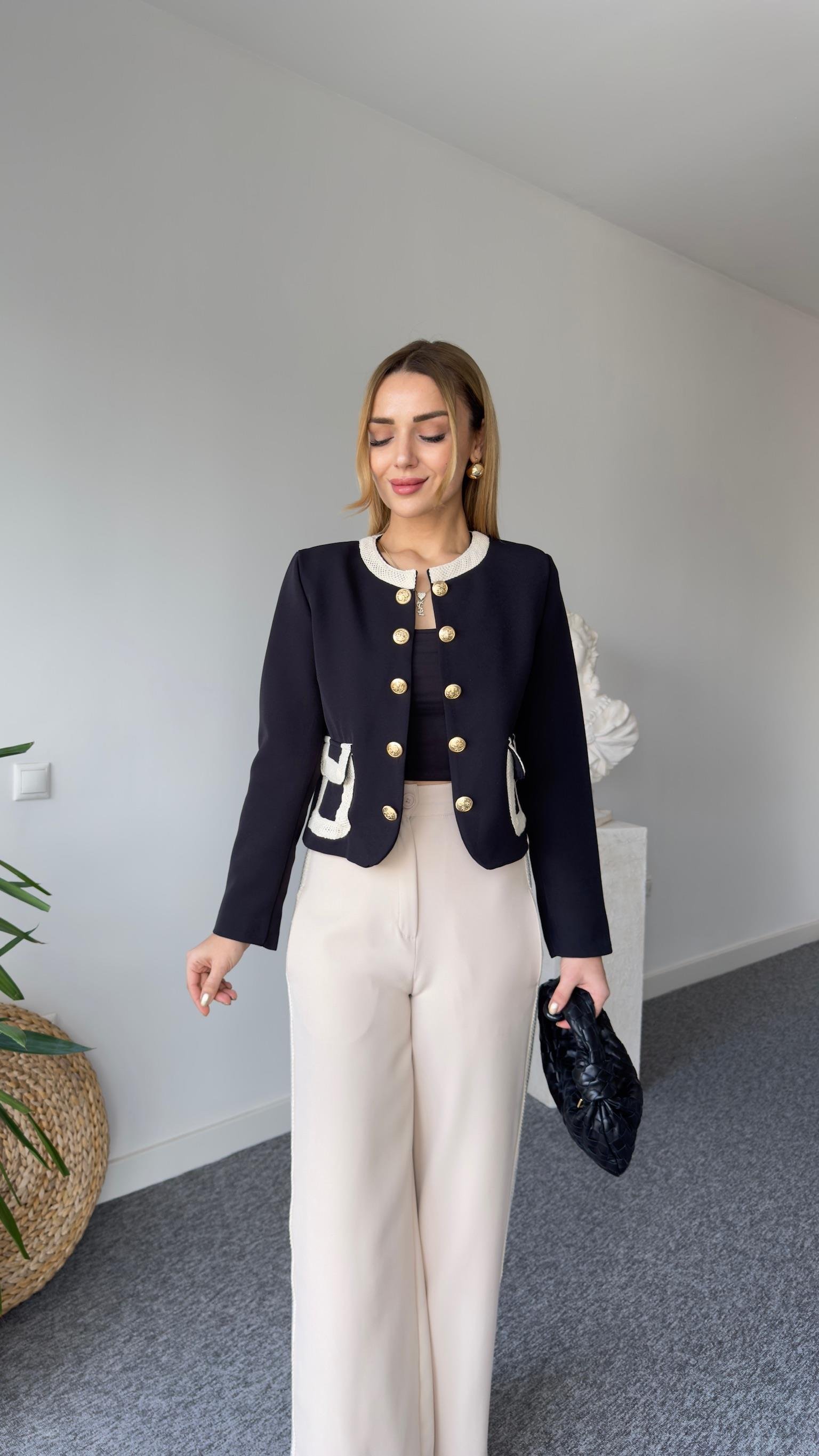 Nale Şerit Detaylı Siyah Ceket