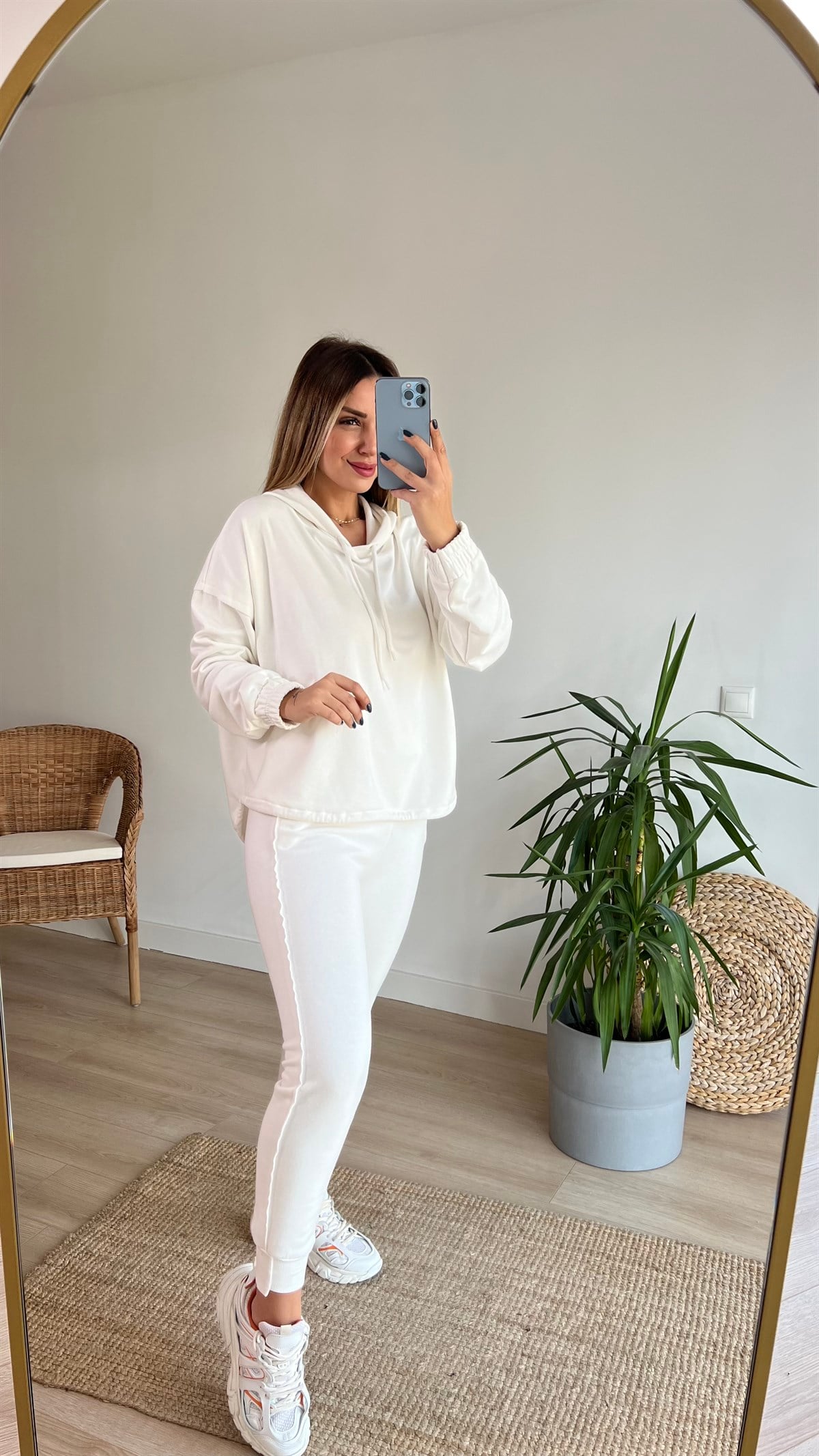 Arkası Yırtmaçlı Kapüşonlu Beyaz Sweat