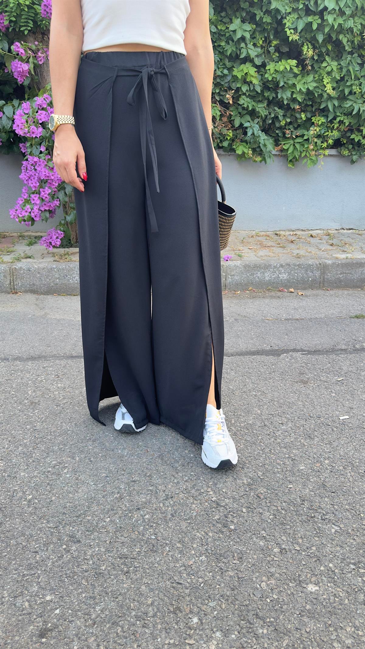 Sima Yırtmaç Detaylı Siyah Pantolon