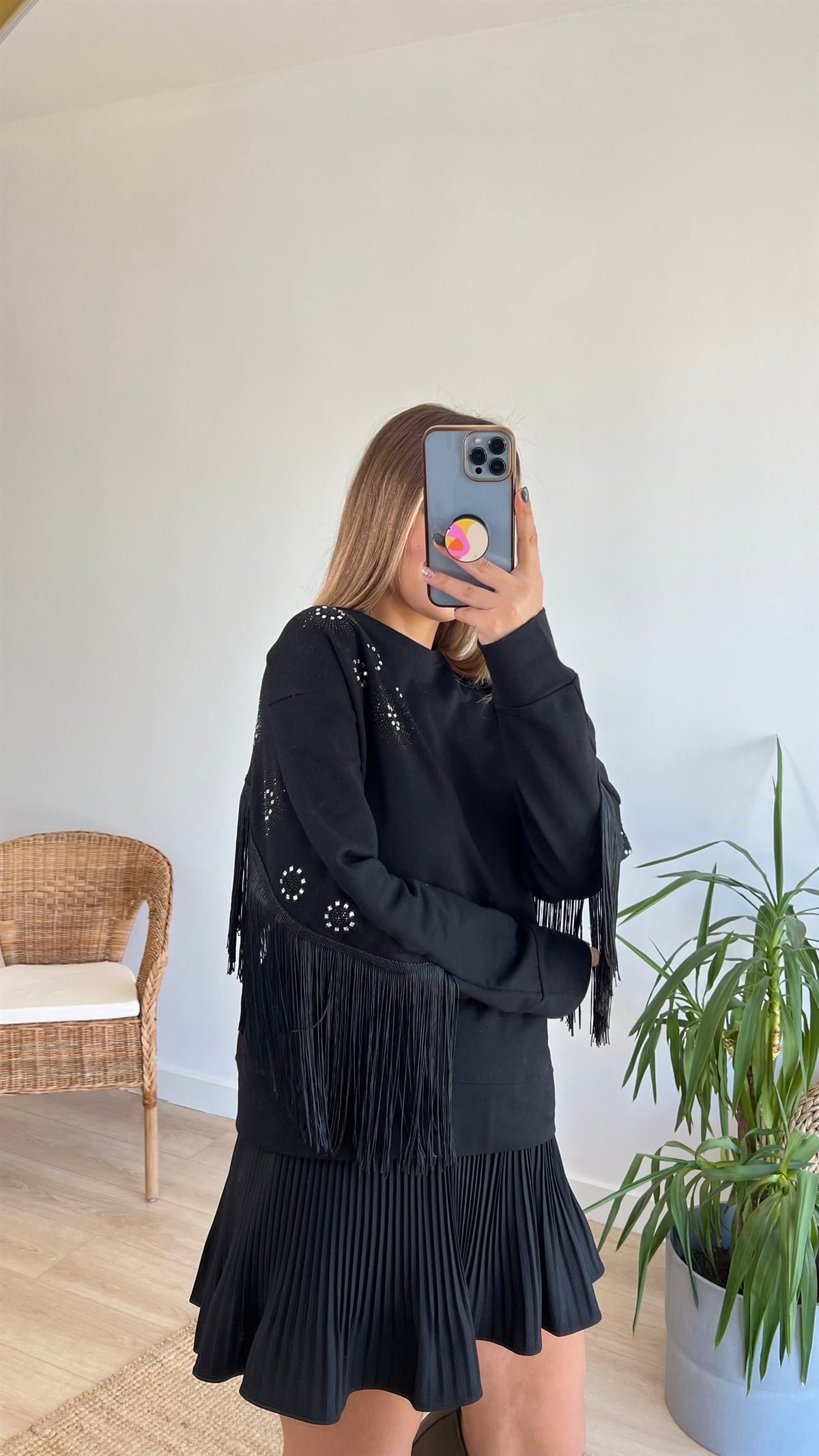 Sırtı Püskül Detaylı Siyah Tasarım Sweat