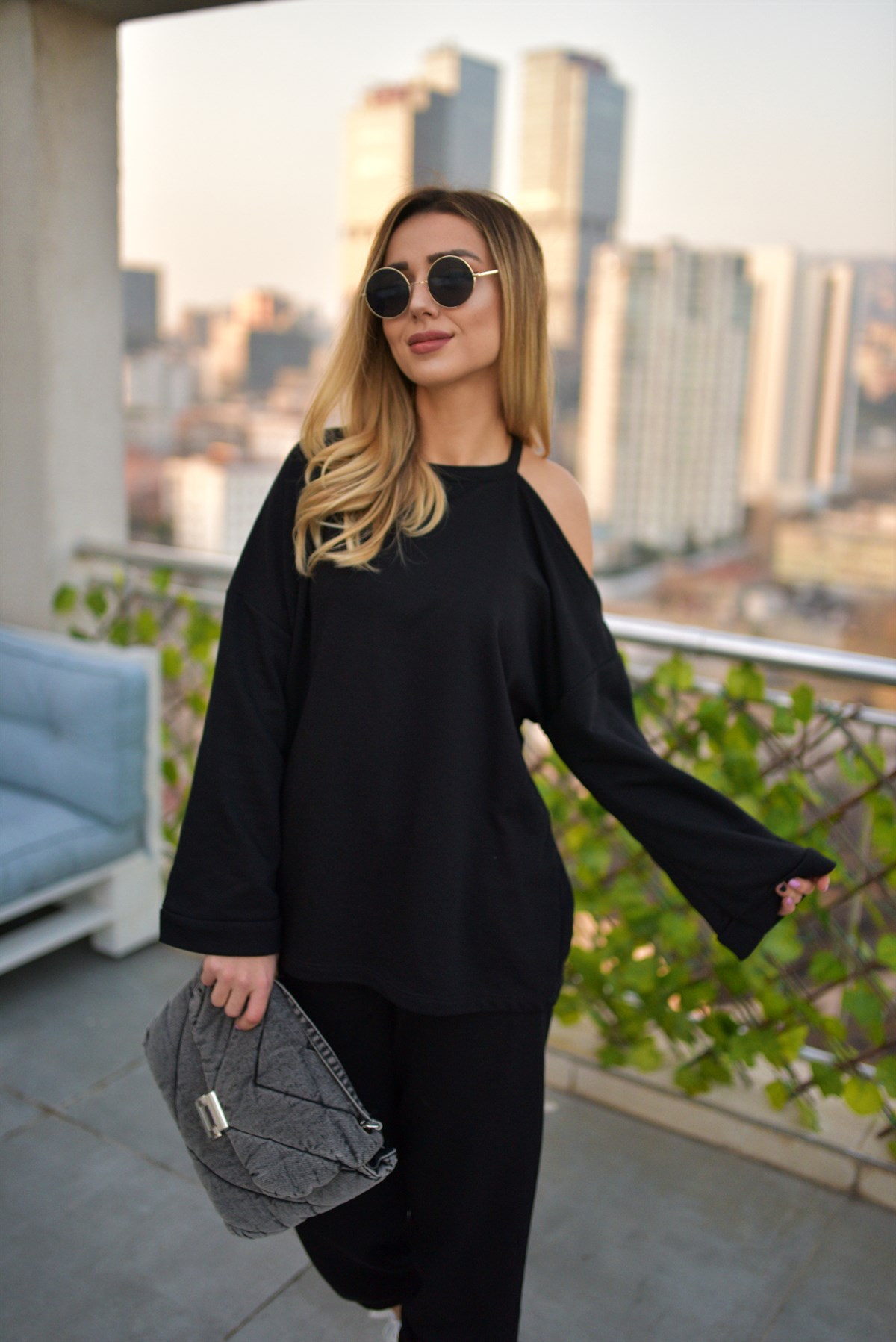 Omuz Dekolteli Siyah Sweatshirt