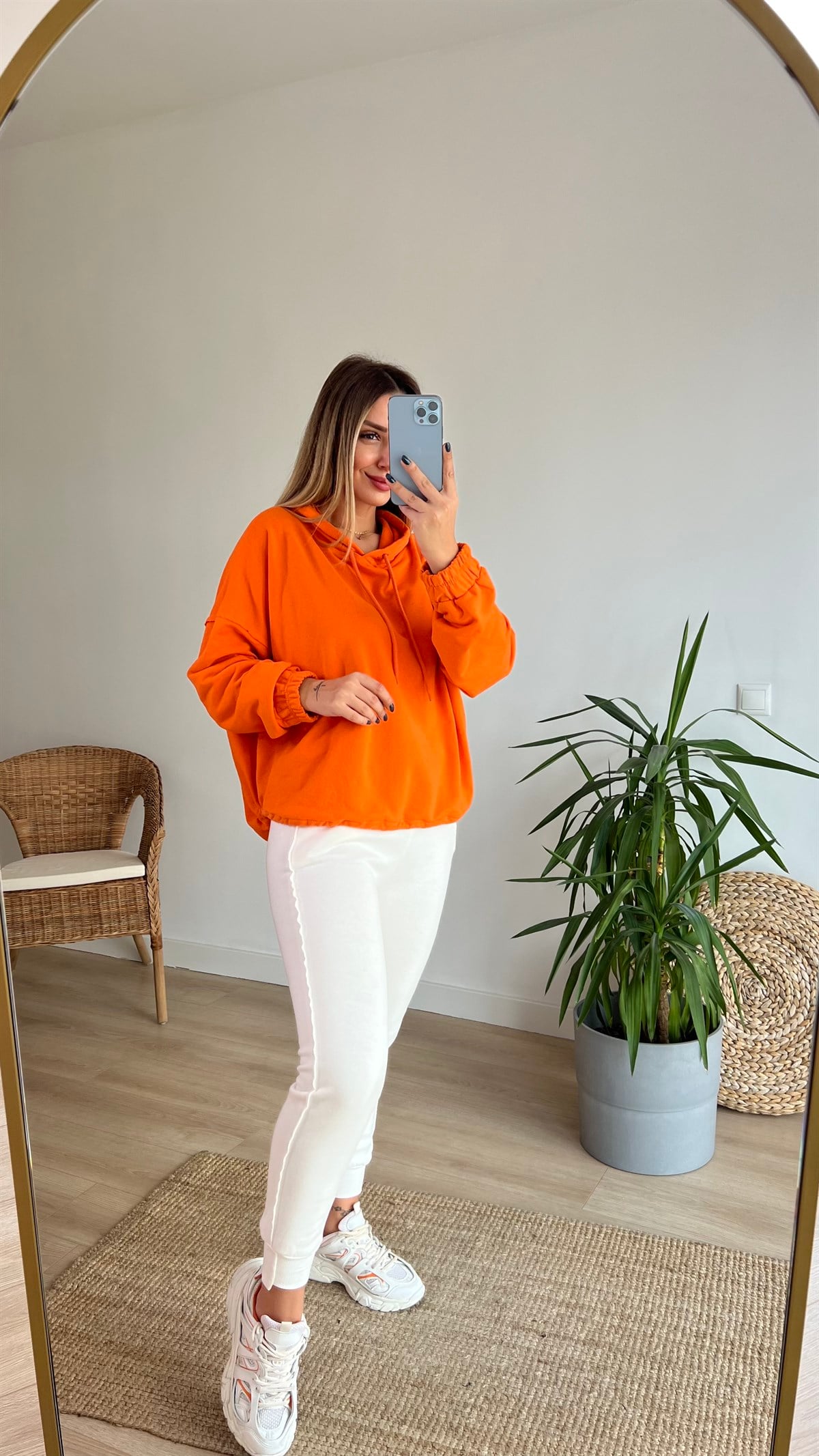 Arkası Yırtmaçlı Kapüşonlu Turuncu Sweat