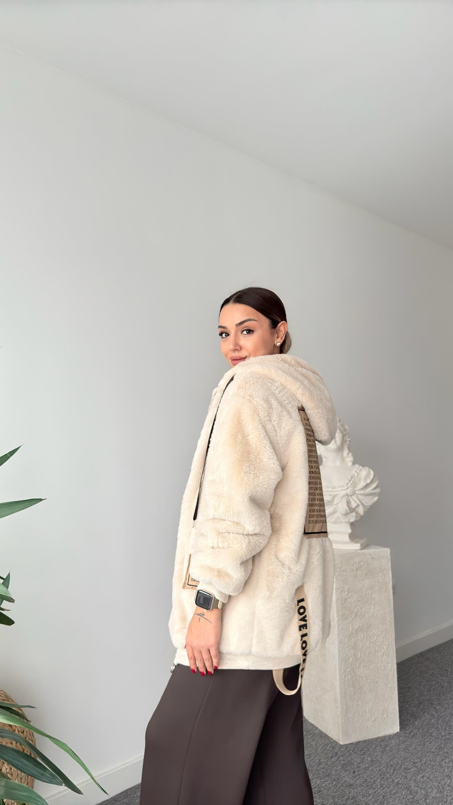 Ekru Sırtı Yazı Detaylı Peluş Mont