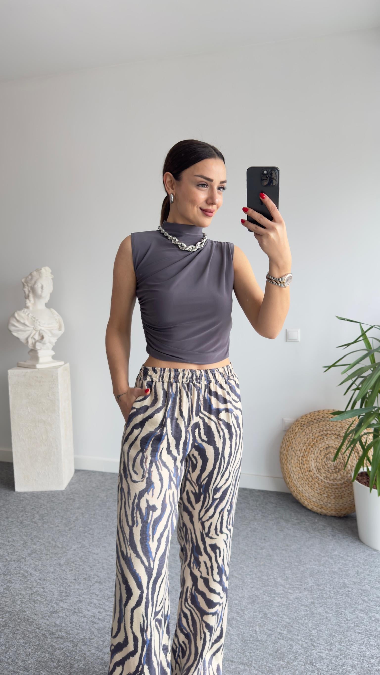 Kolsuz Gri Büzgülü Bluz