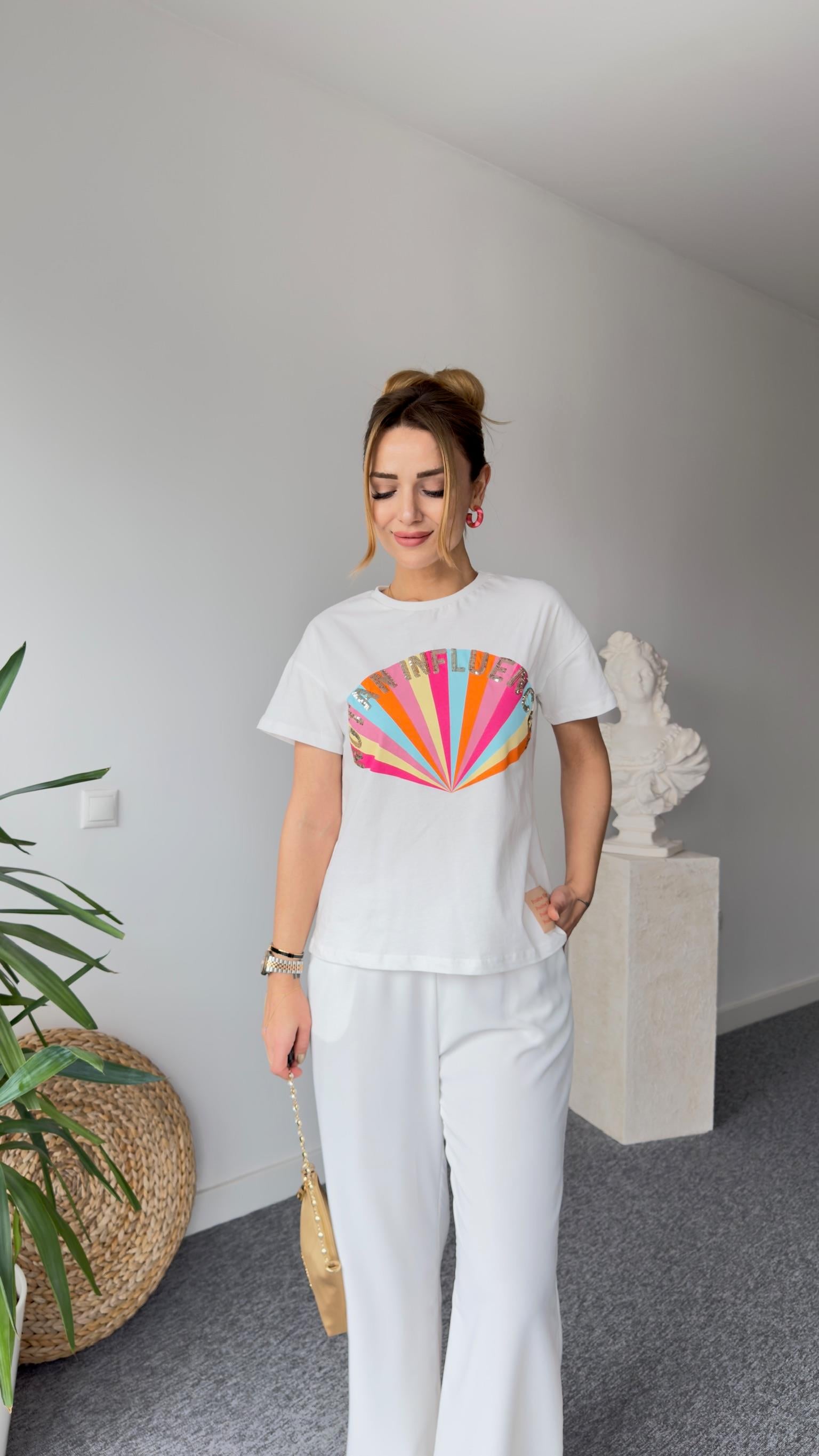 Pul Yazı Detaylı Beyaz Tshirt 