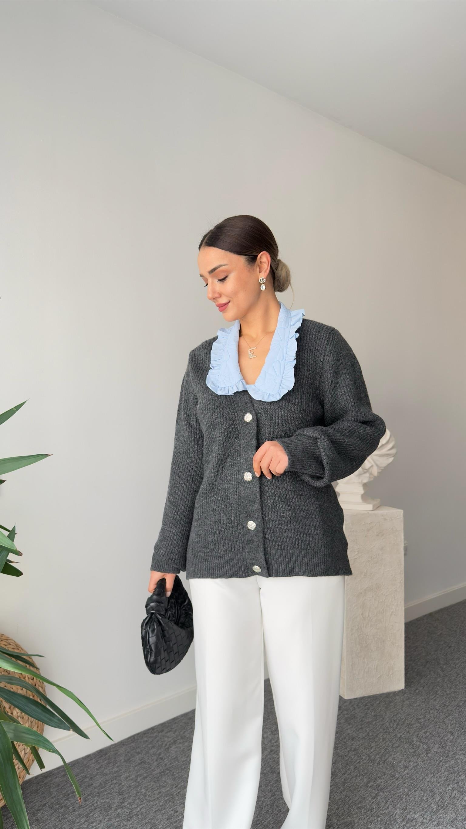 Mavi Yaka Detaylı Triko Hırka