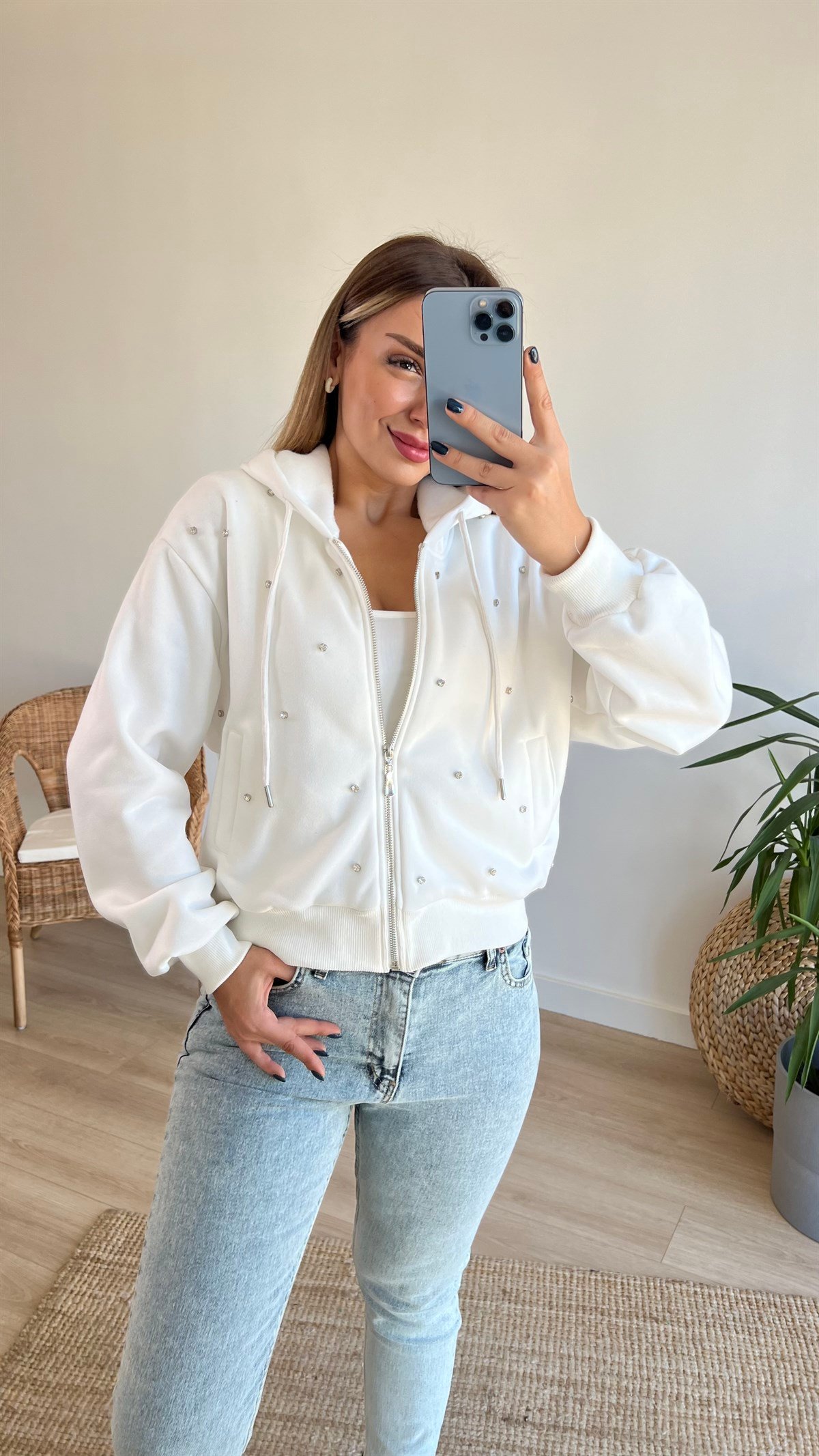 Marka Model Taş Baskılı Beyaz Sweatshirt