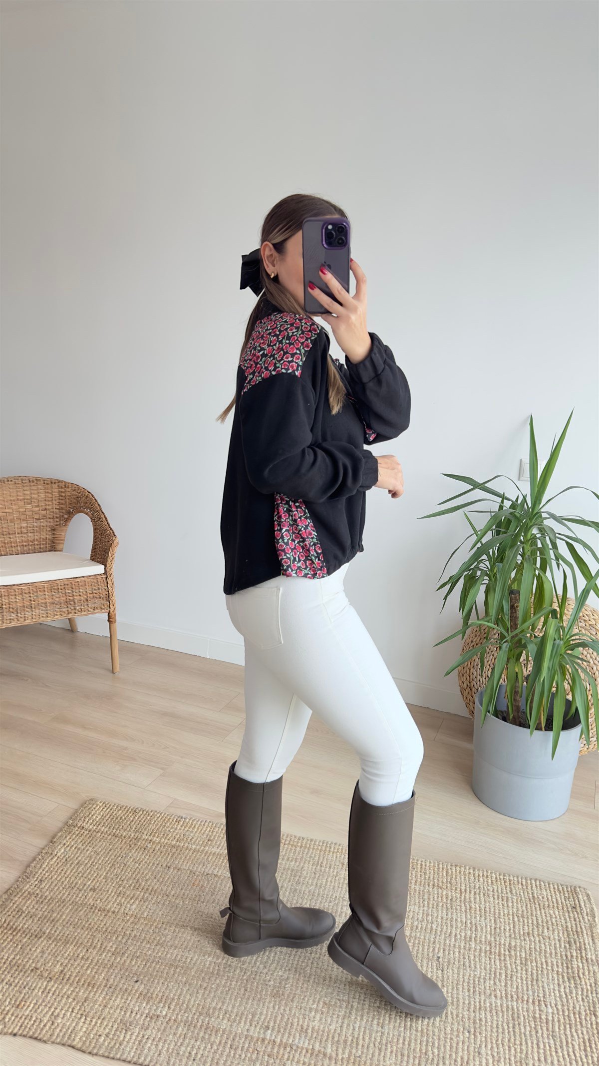 Çiçek Baskı Detaylı Siyah Sweatshirt