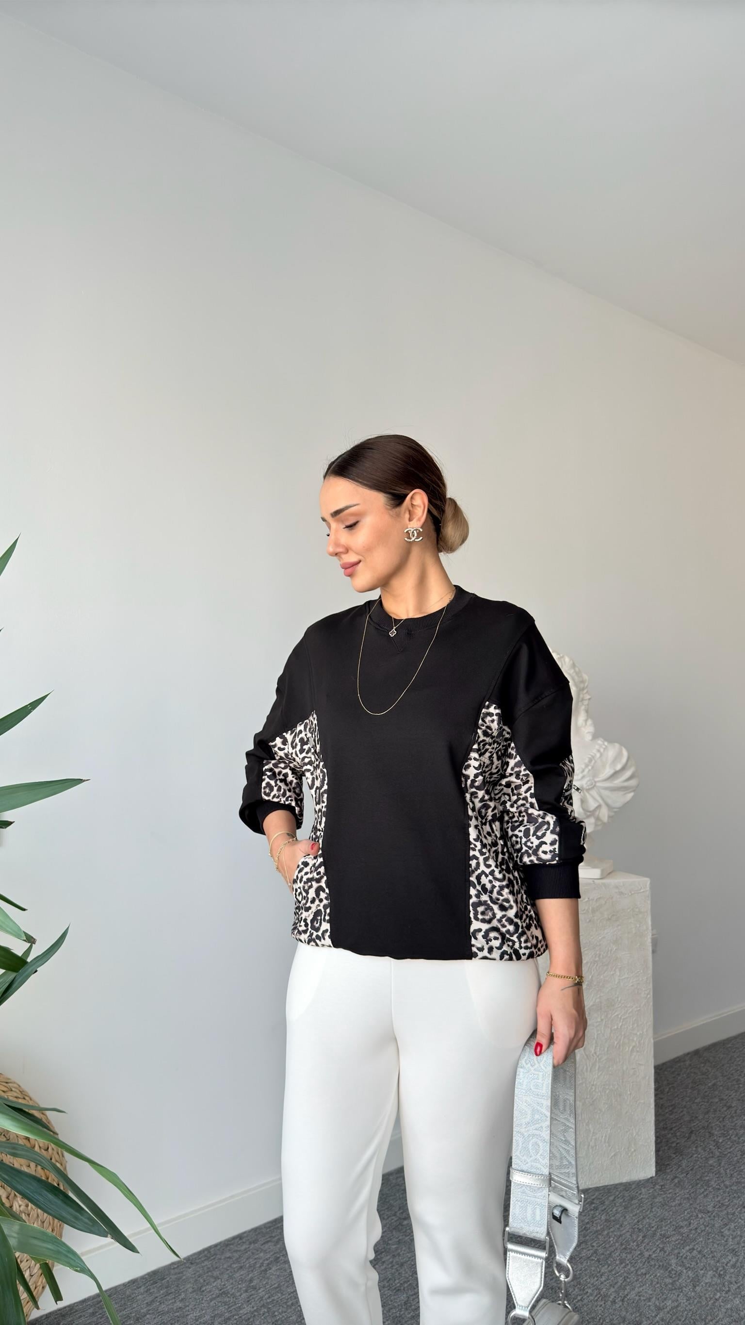Onyi Yanlar Leopar Detaylı Siyah Sweatshirt