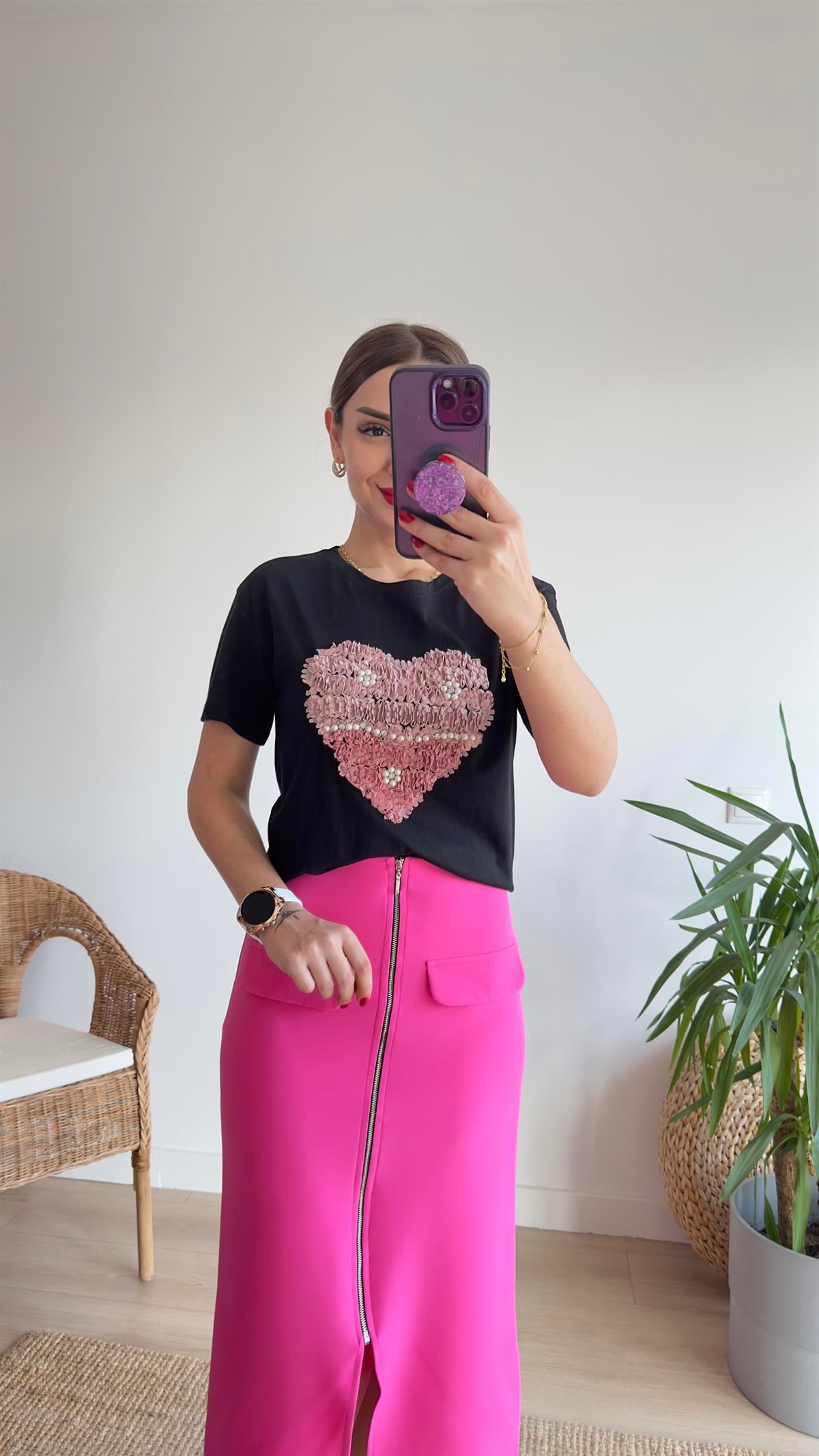Kabartma Kalp Detaylı Siyah Tshirt