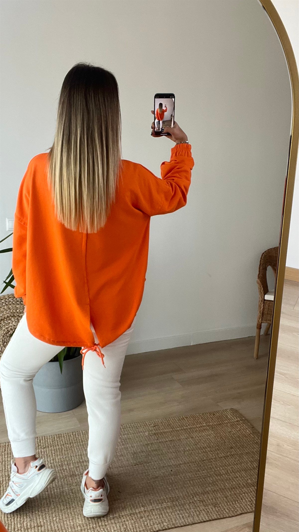 Arkası Yırtmaçlı Kapüşonlu Turuncu Sweat