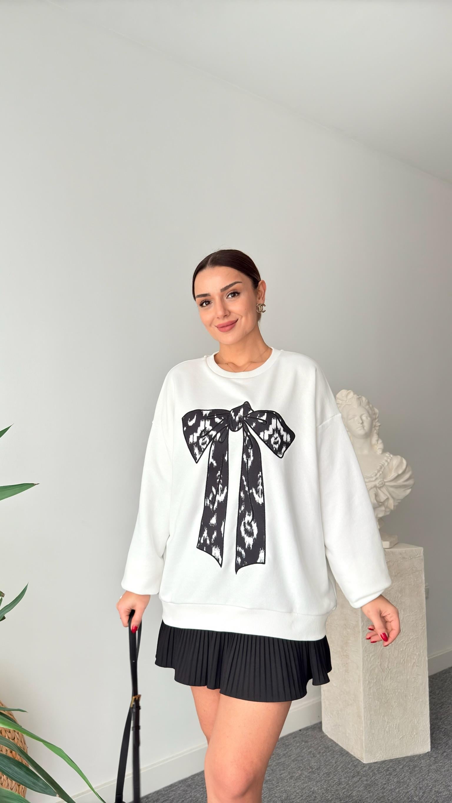 Beyaz Anre Fiyonk Detaylı Sweatshirt