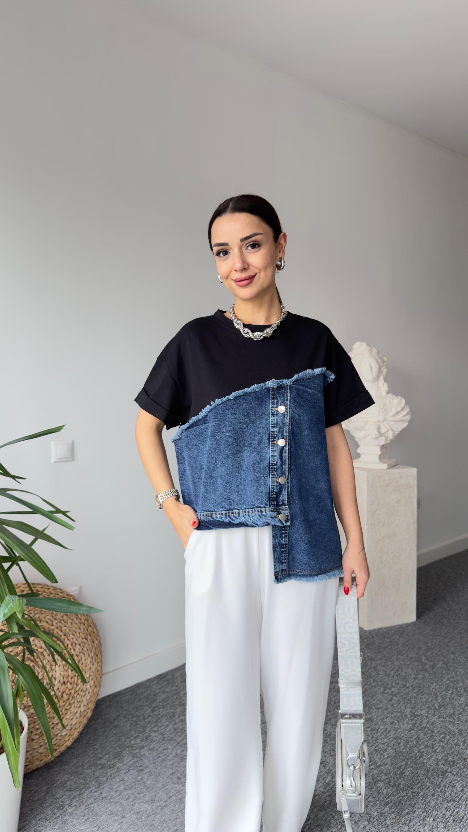 Asimetrik Kot Detaylı Siyah Tshirt