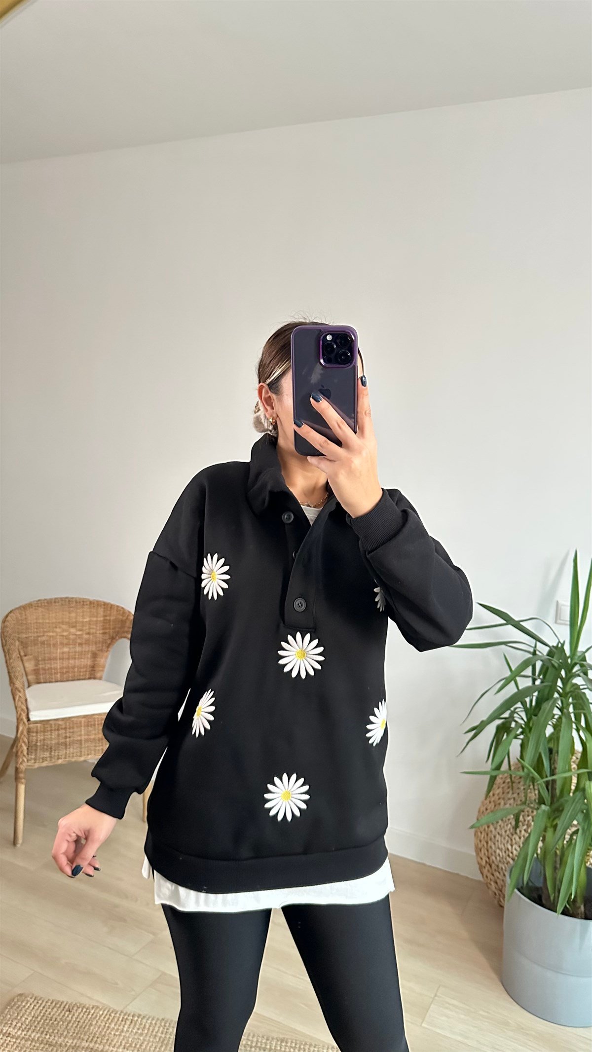 Papatya Nakışlı Siyah Sweatshirt