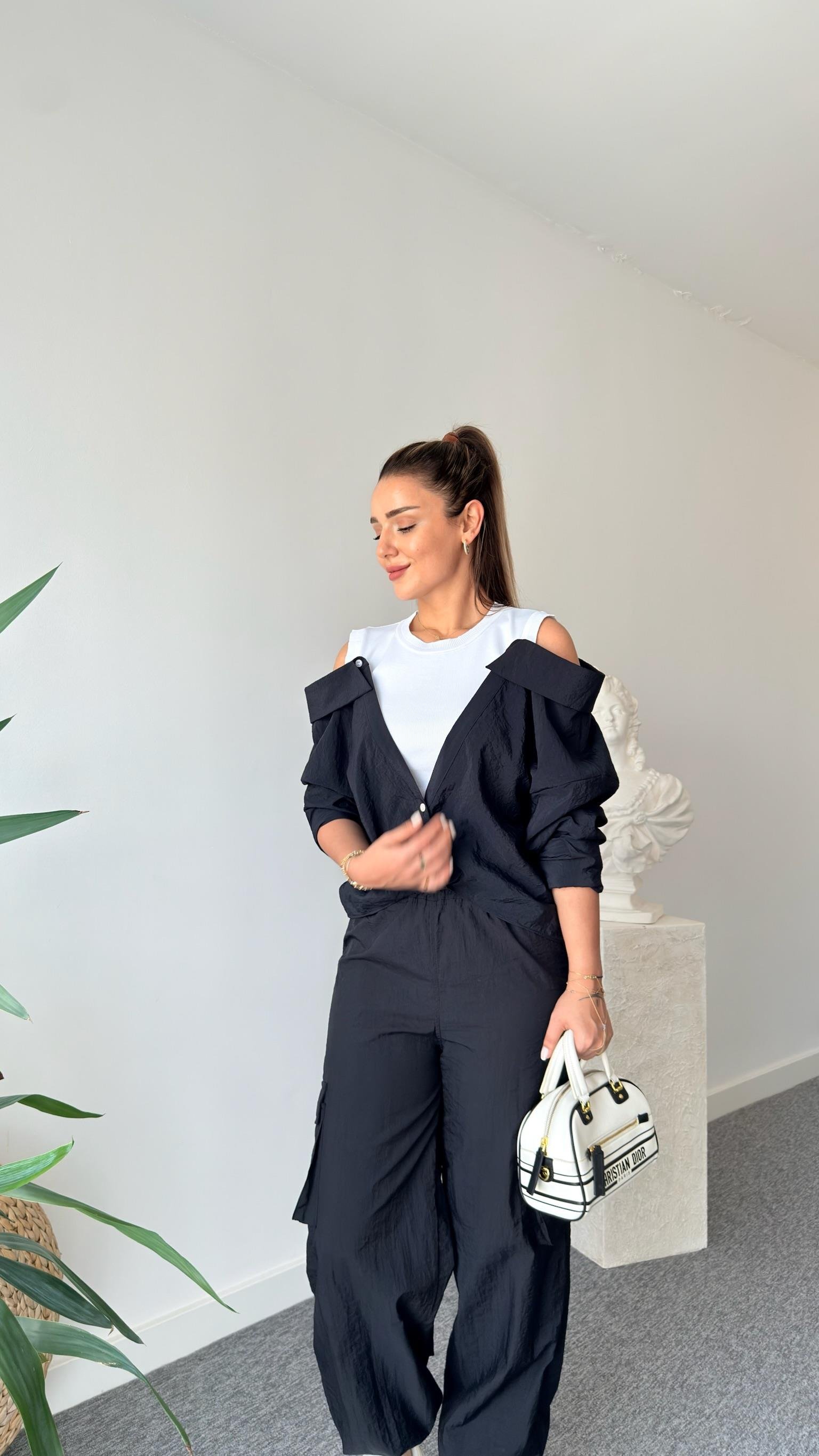 İki Parça Atletli Tasarım Siyah Gömlek