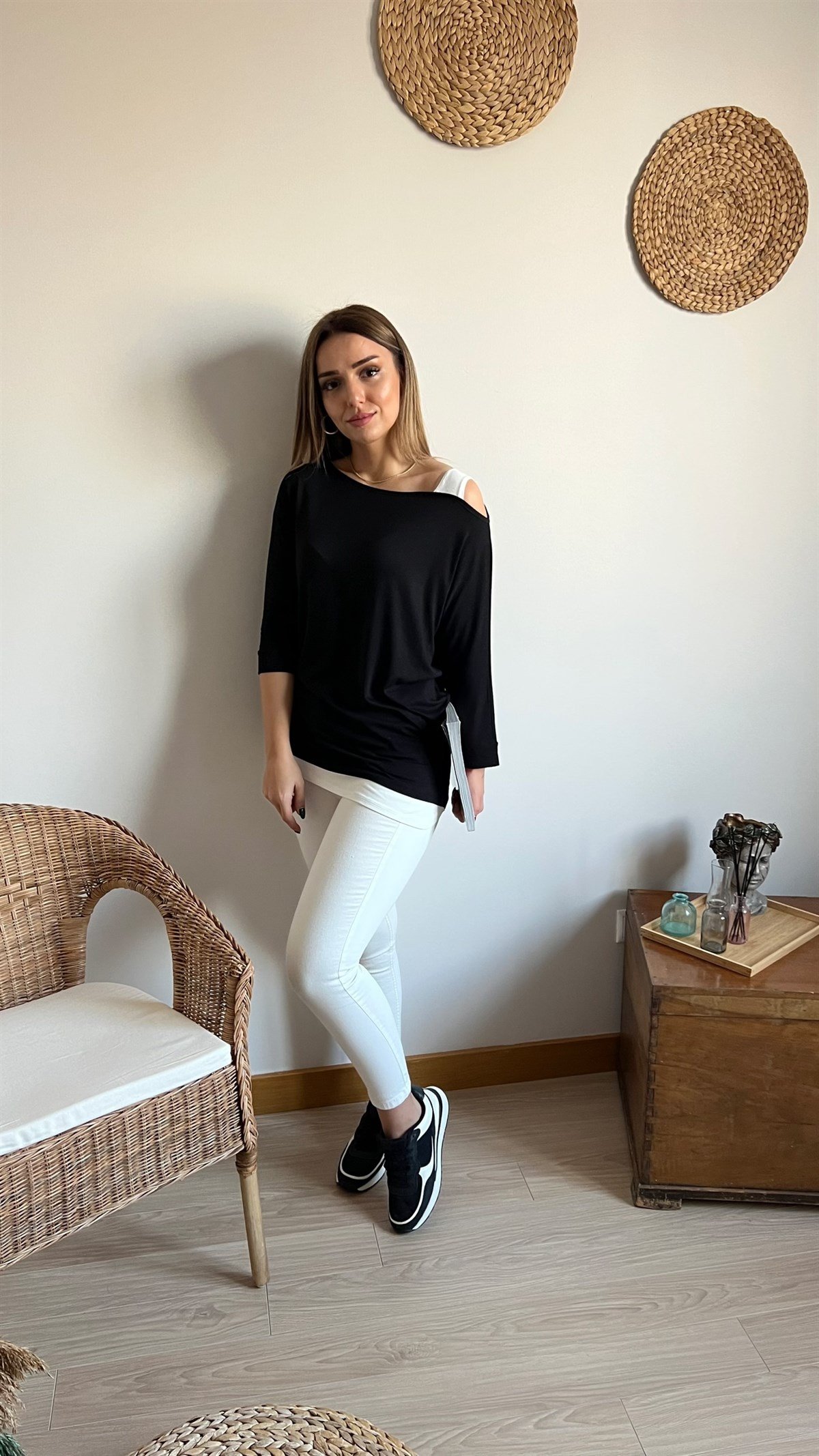 Omuz Detaylı Siyah Bluz 