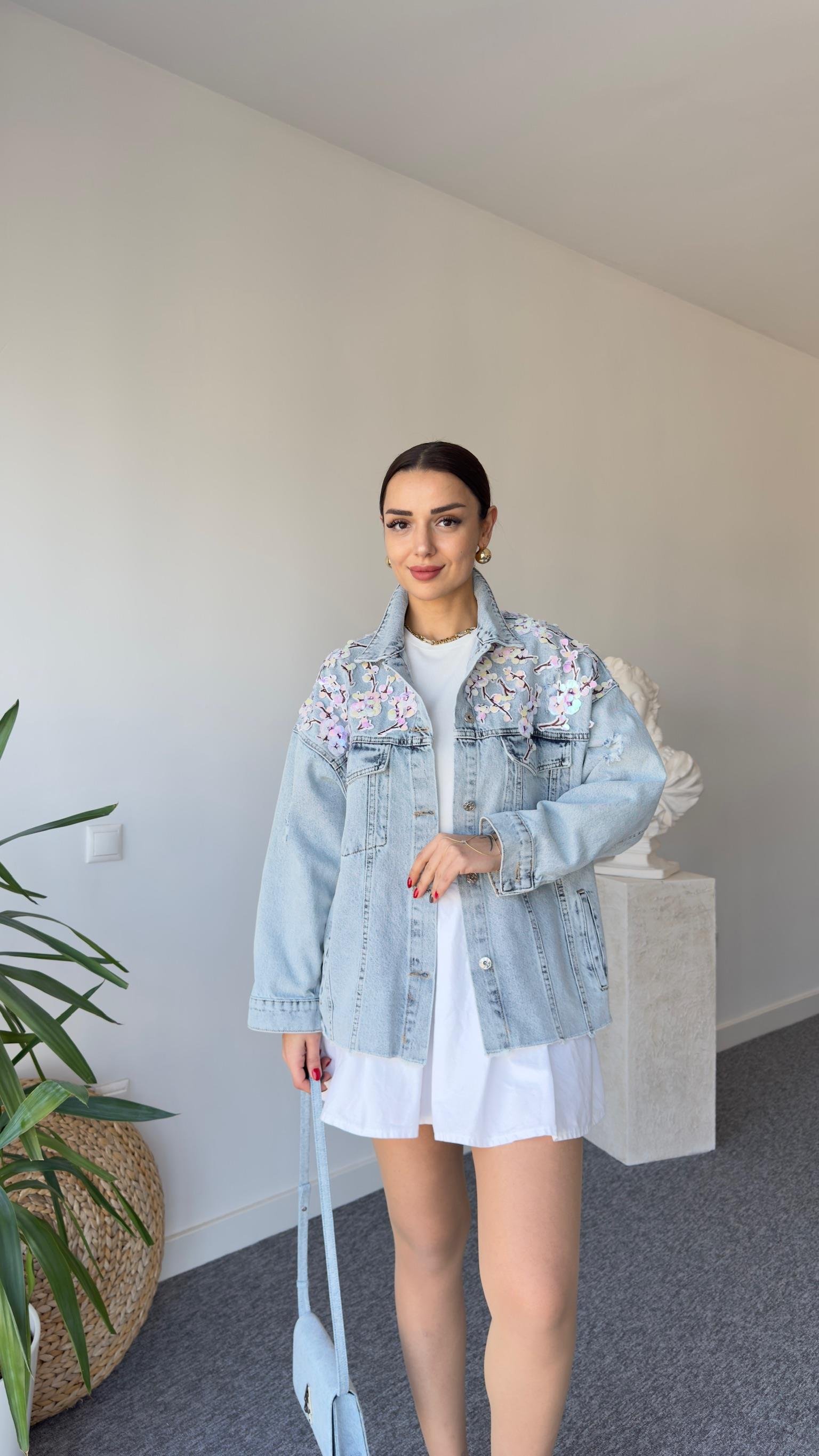 Omuzları Çiçek Aksesuarlı Jean Ceket