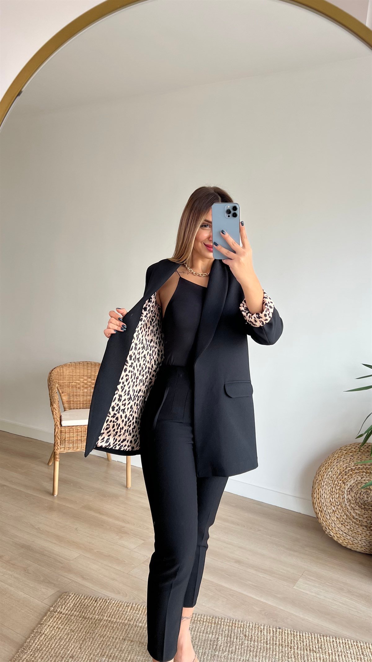 Leopar Astar Detaylı Siyah Ceket