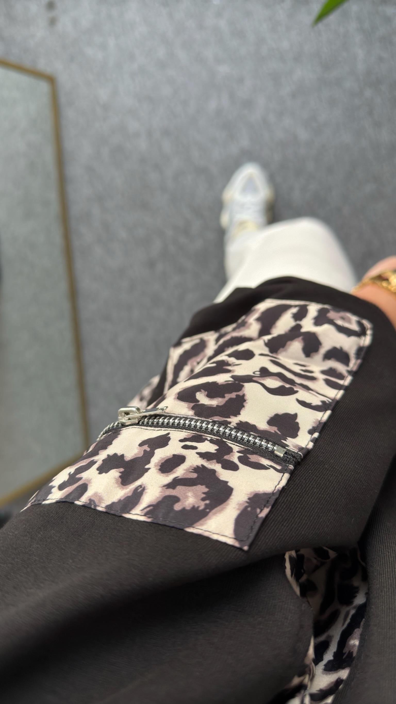 Onyi Yanlar Leopar Detaylı Siyah Sweatshirt