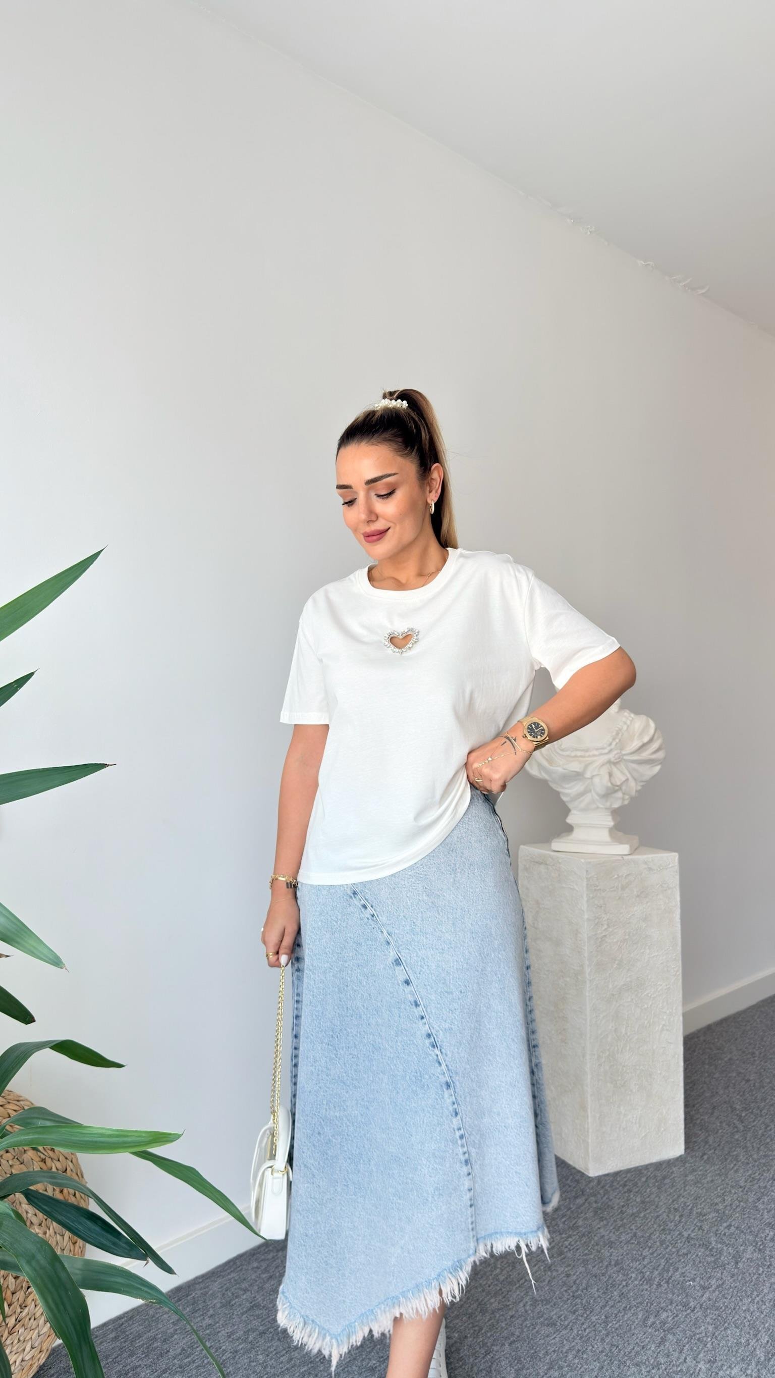 Önü Kalp İşlemeli Tshirt