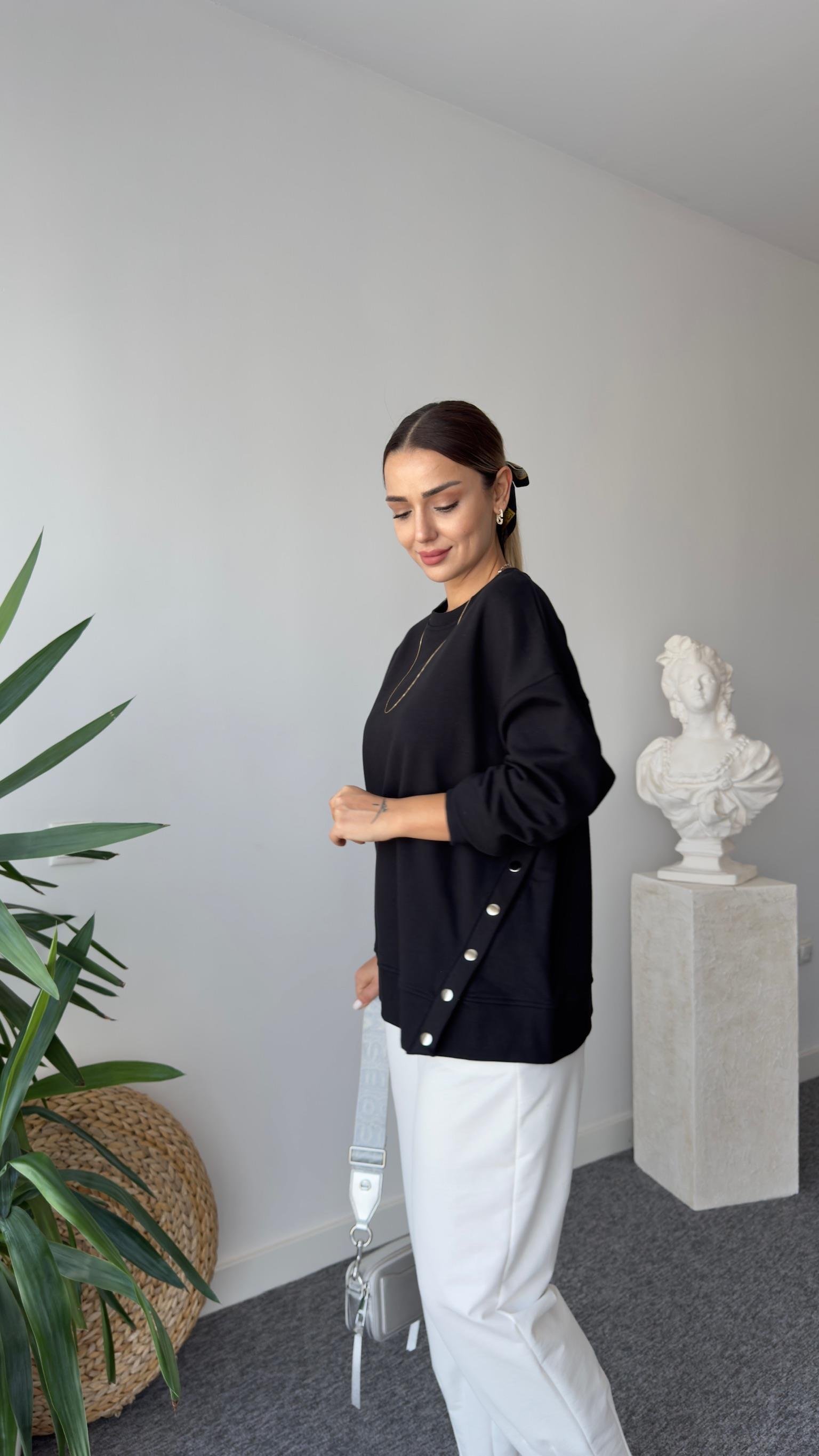 Risan Yanı Çıtçıtlı Siyah Sweatshirt