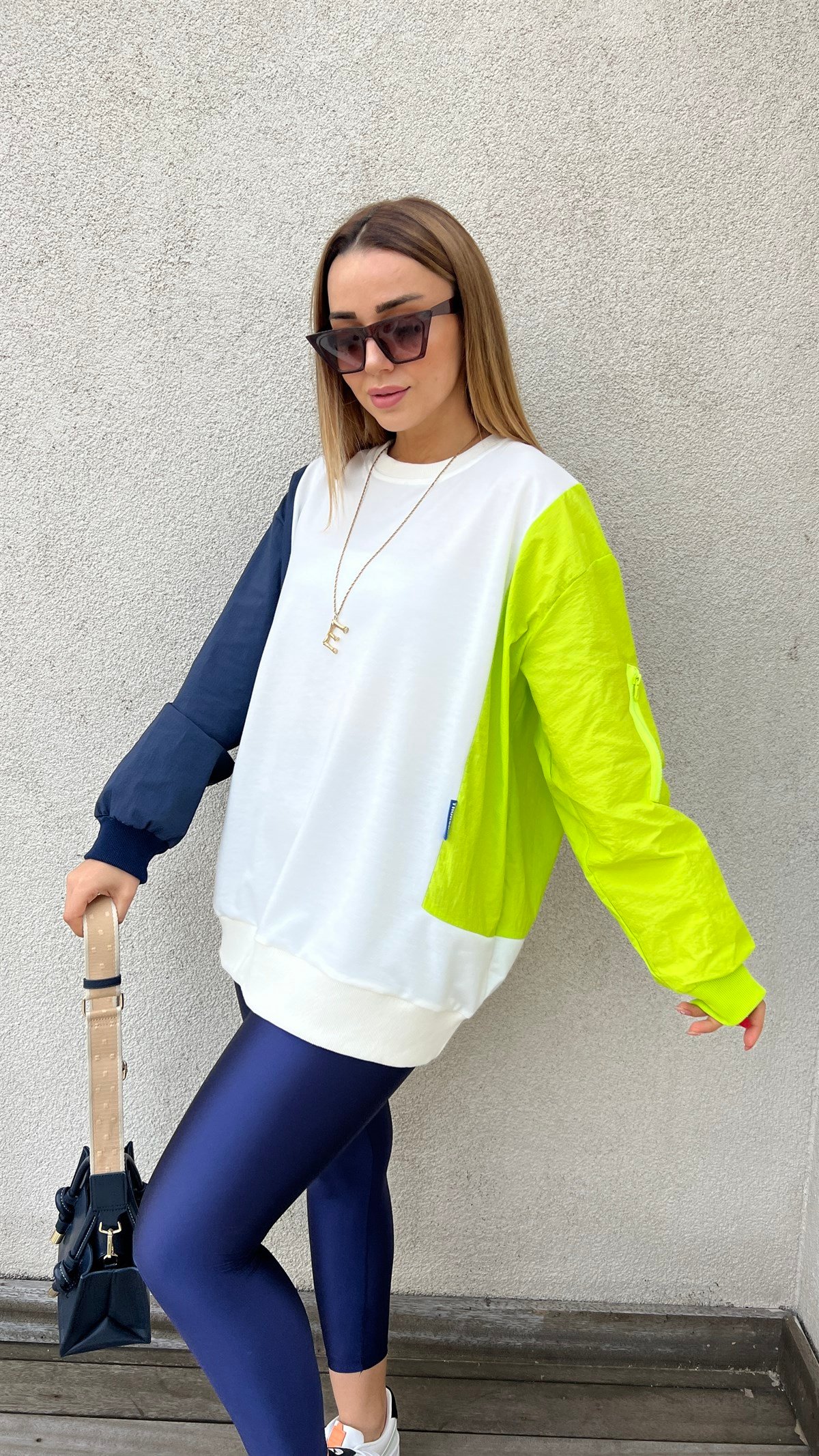 Twist Model Kolları Renkli Beyaz Tasarım Sweatshirt
