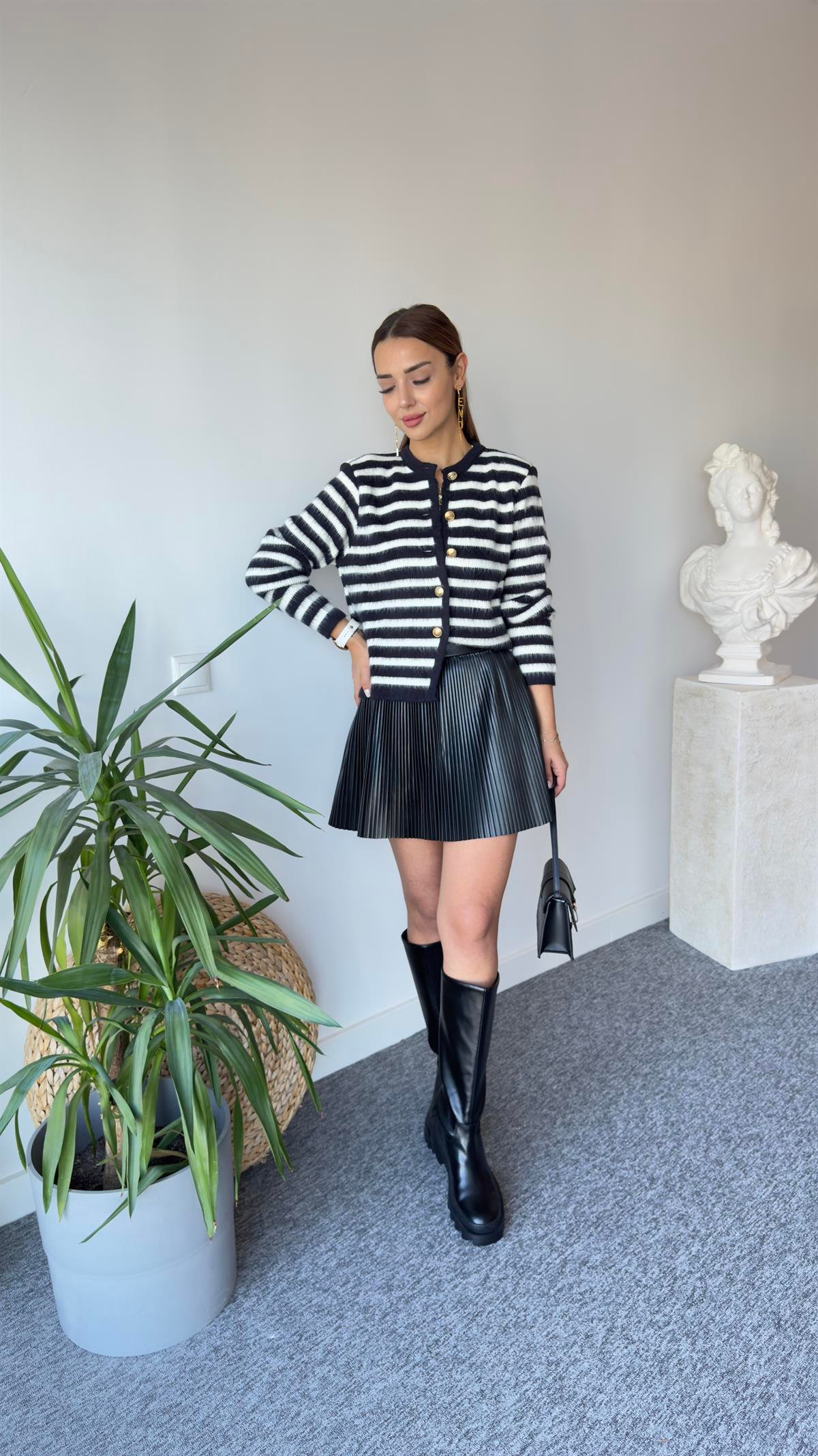 Siyah Beyaz Çizgili Massi Model Hırka