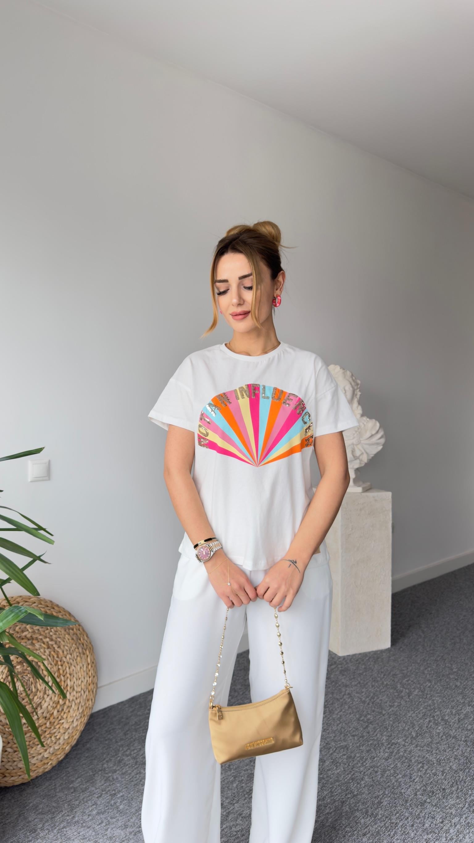 Pul Yazı Detaylı Beyaz Tshirt 