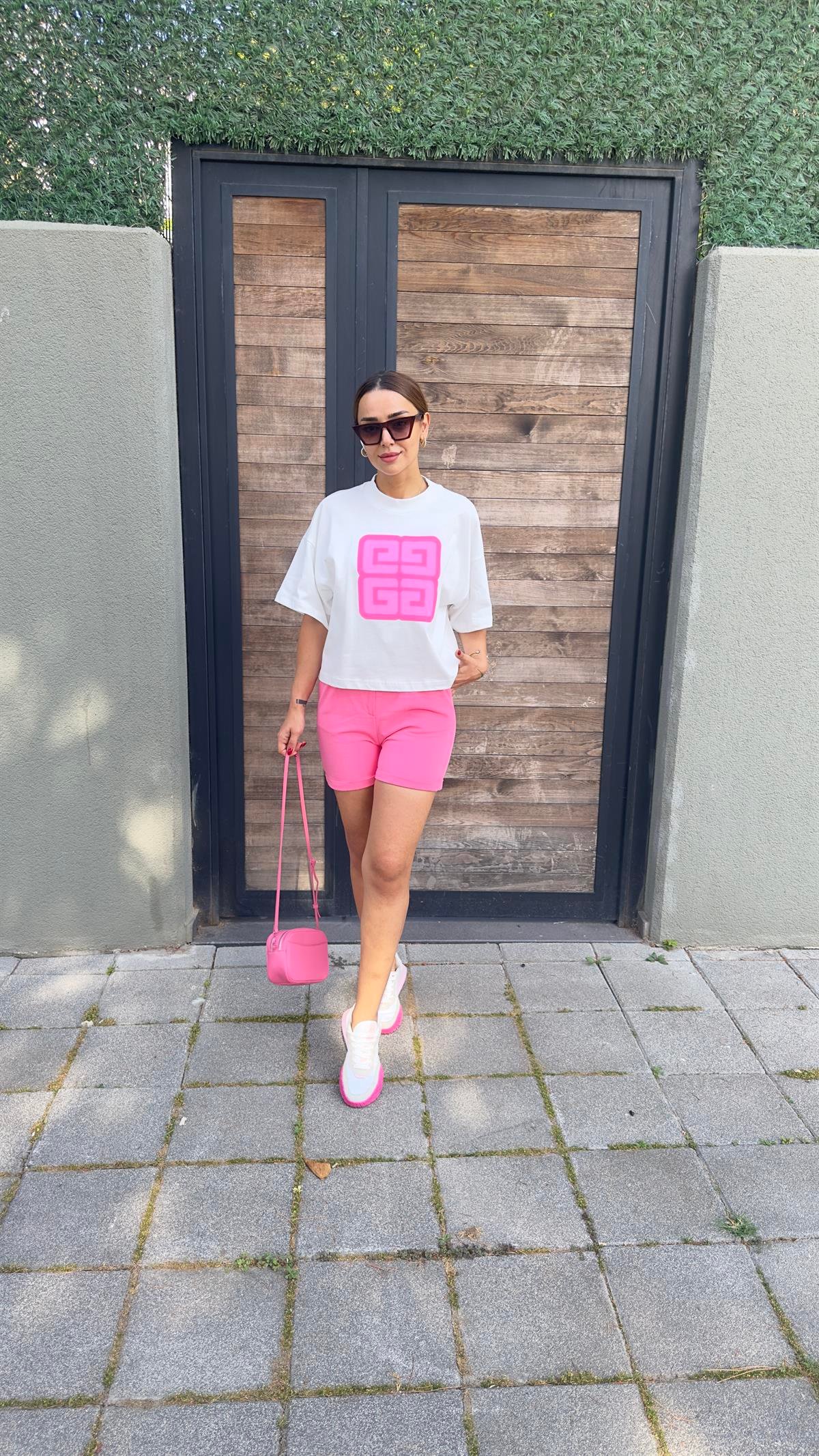 Pembe Baskı Detaylı Beyaz Tshirt