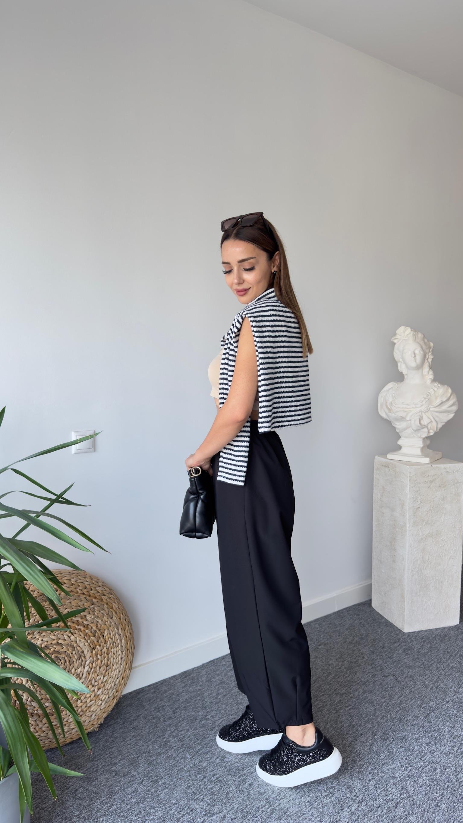 Fley Paçası Pensli Siyah Pantolon